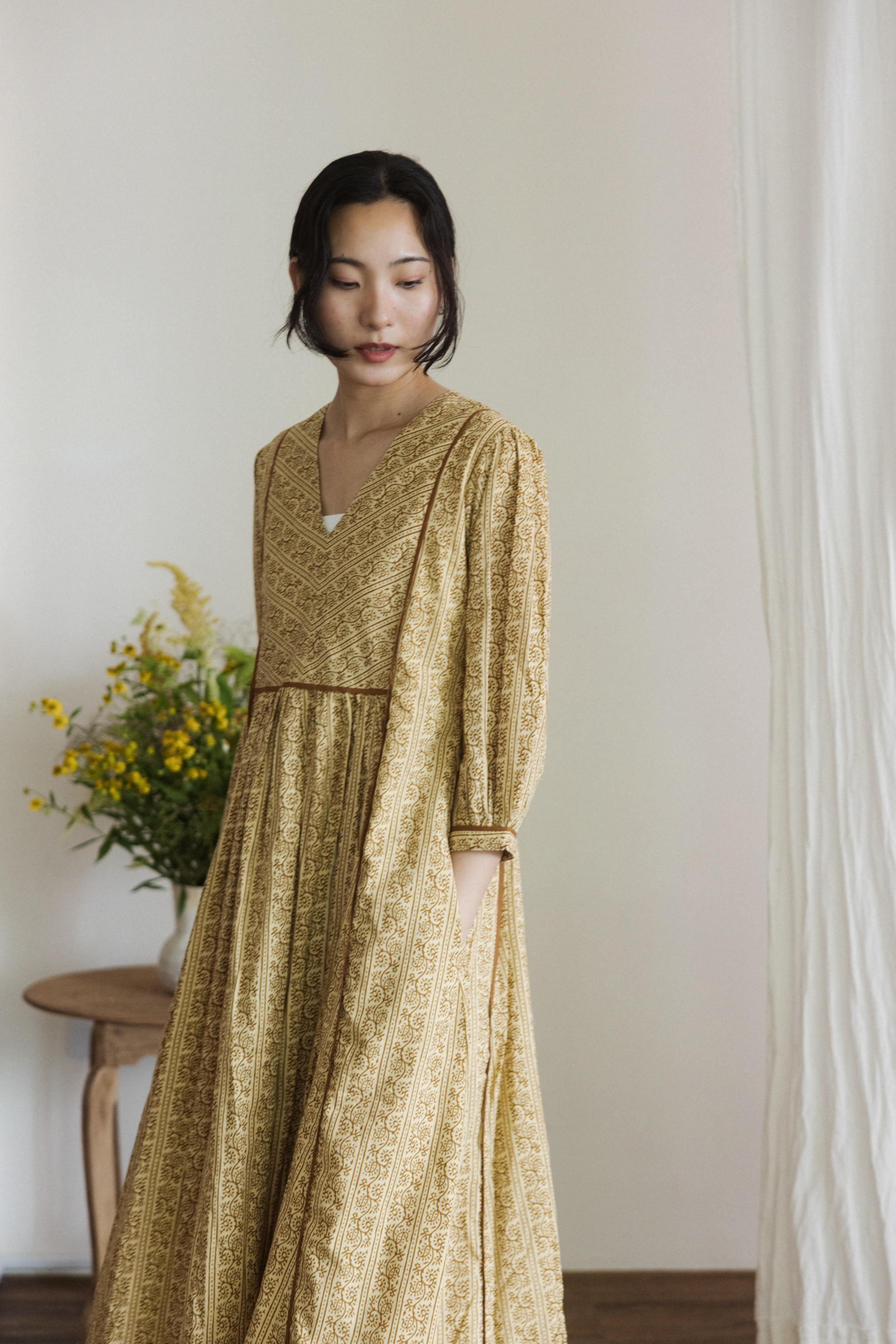 V領七分袖長洋裝_土壤圖騰