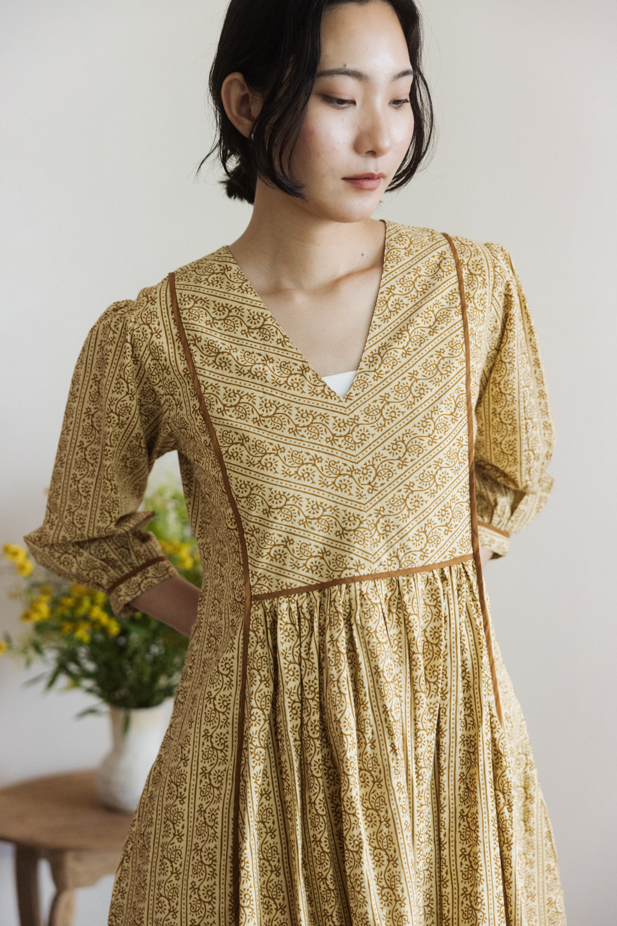 V領七分袖長洋裝_土壤圖騰