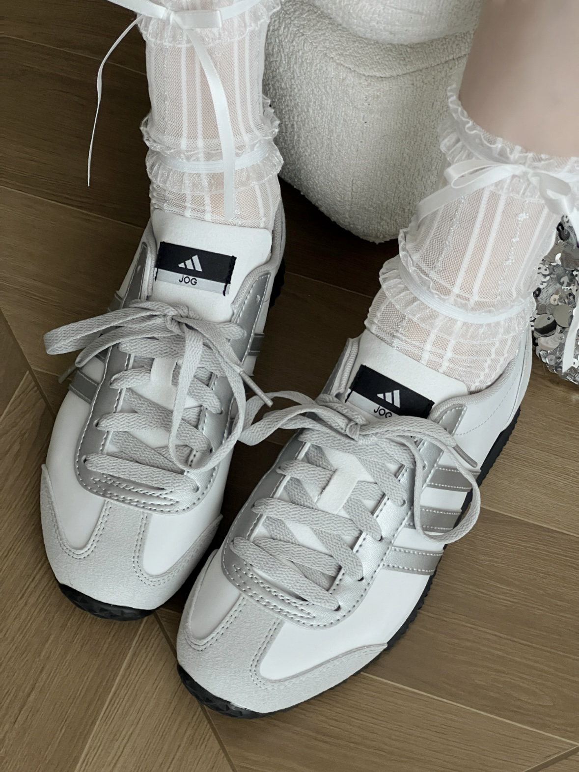 ADIDAS VS JOG 2.0 銀白 灰色 芭蕾鞋 男女同款 JR4653