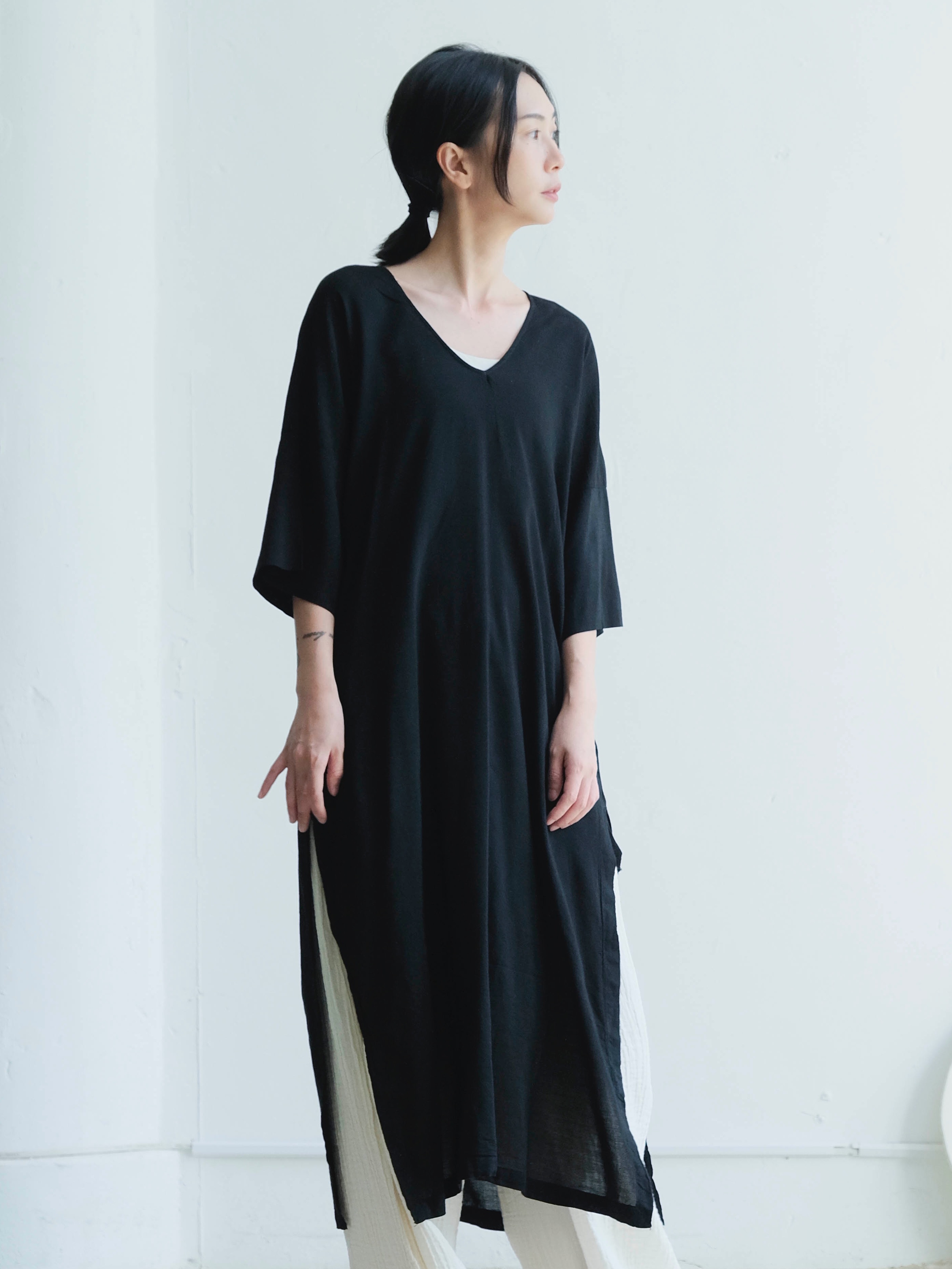 V領落肩側邊開衩長洋裝 / 嫘縈 黑