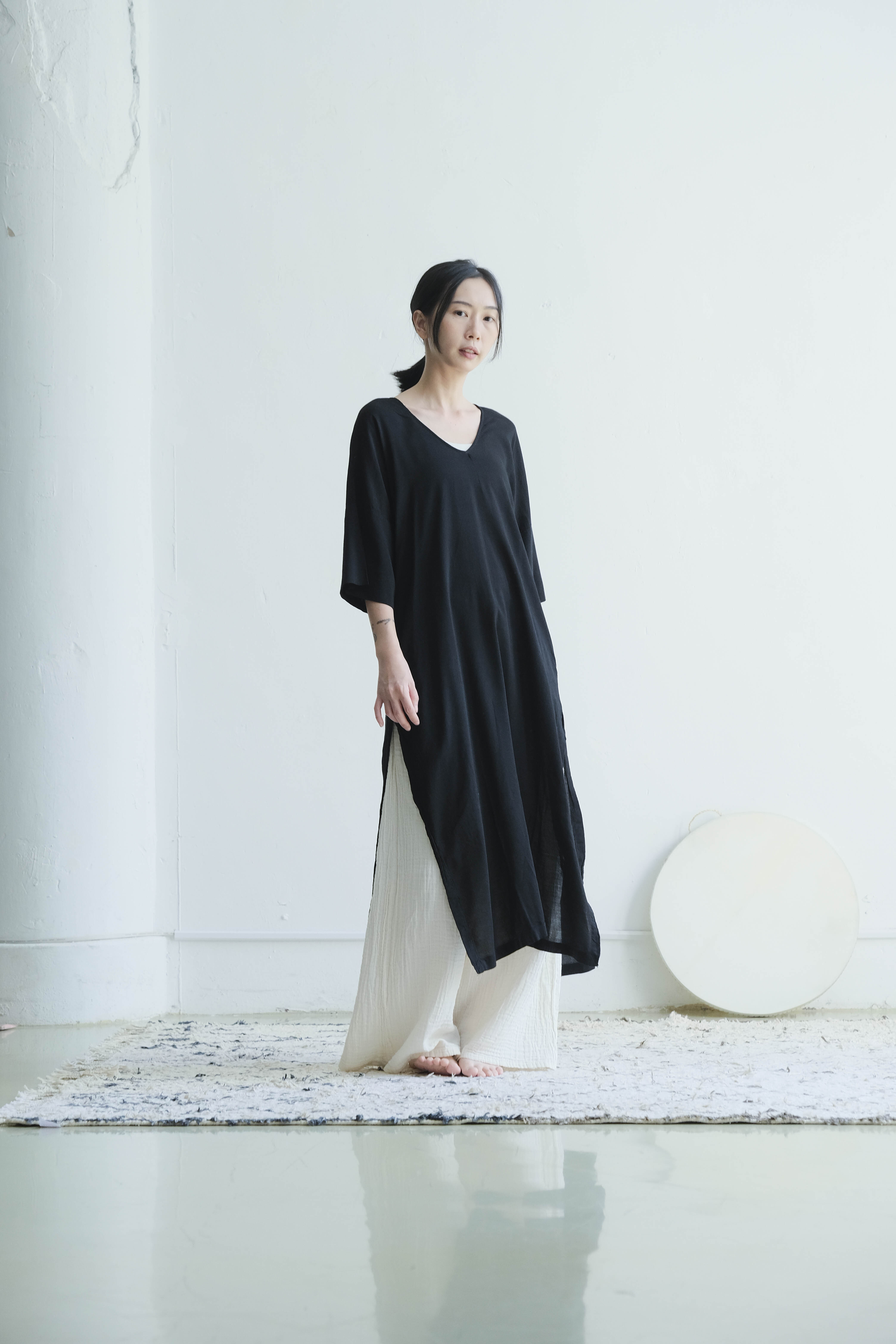 V領落肩側邊開衩長洋裝 / 嫘縈 黑