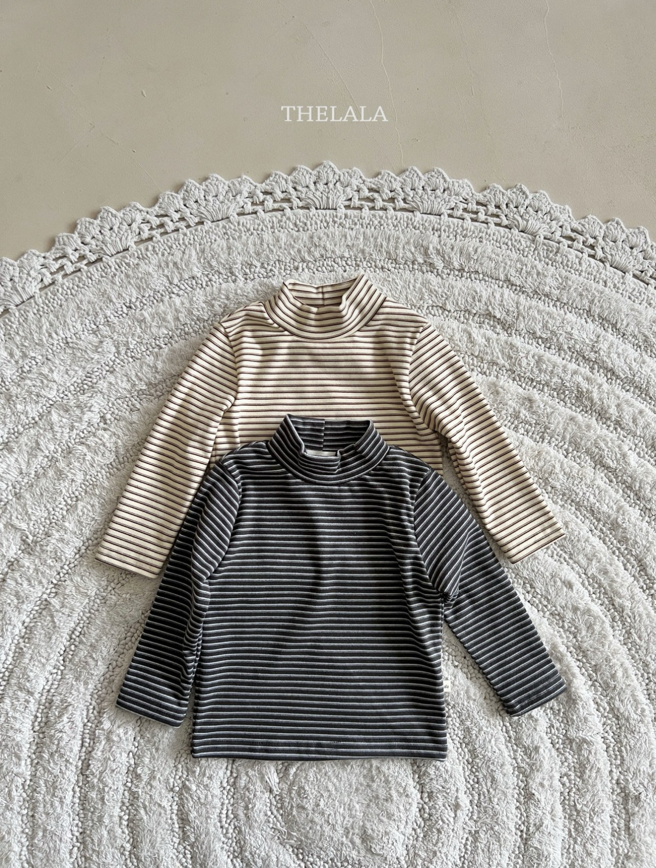 Thelala Line Mock Neck Tee