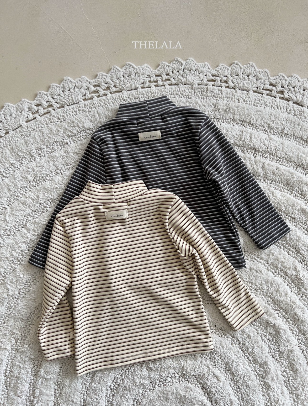 Thelala Line Mock Neck Tee