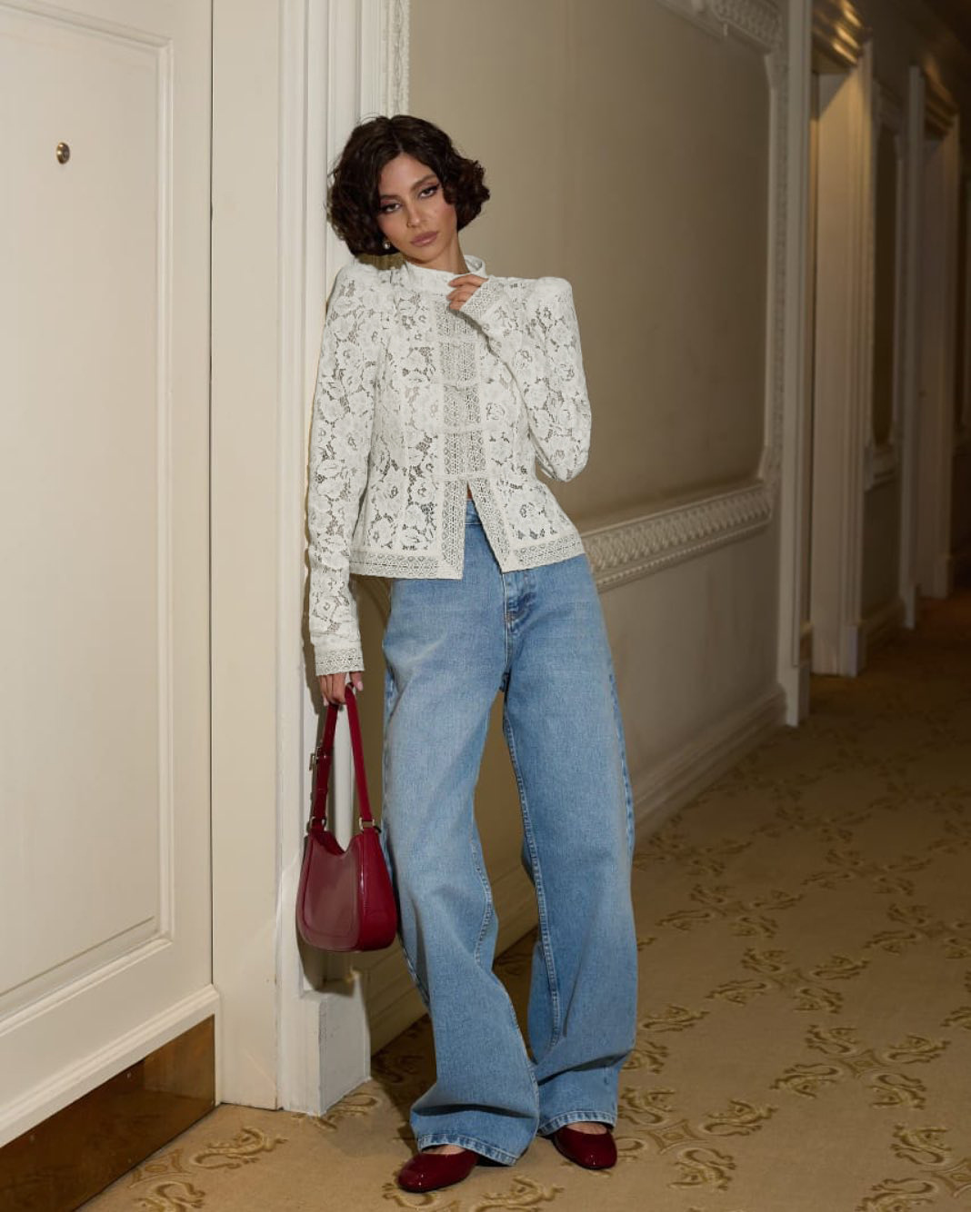 蕾絲勾花 立領透膚上衣(白/黑)