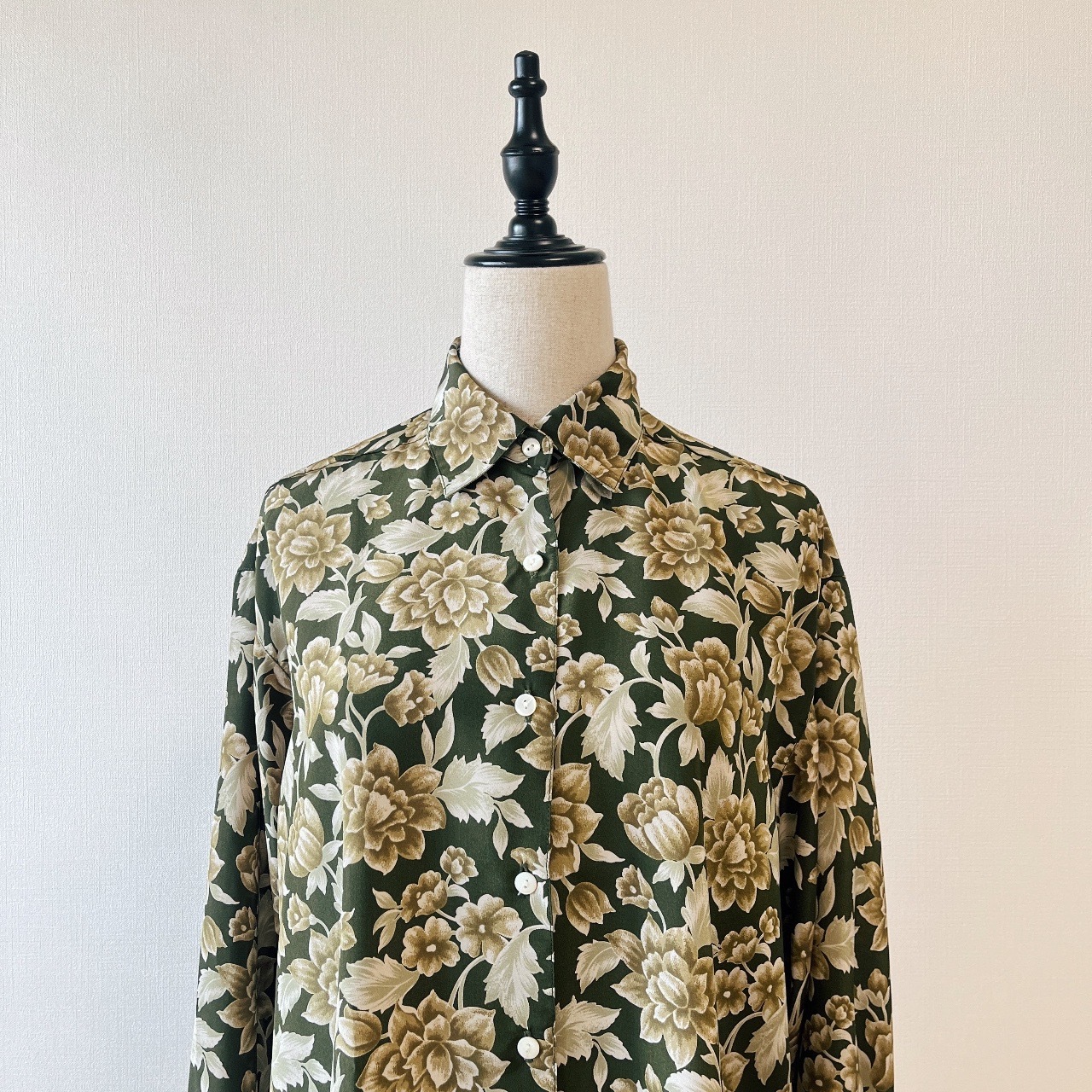 日本製墨綠色光澤感大花古著上衣