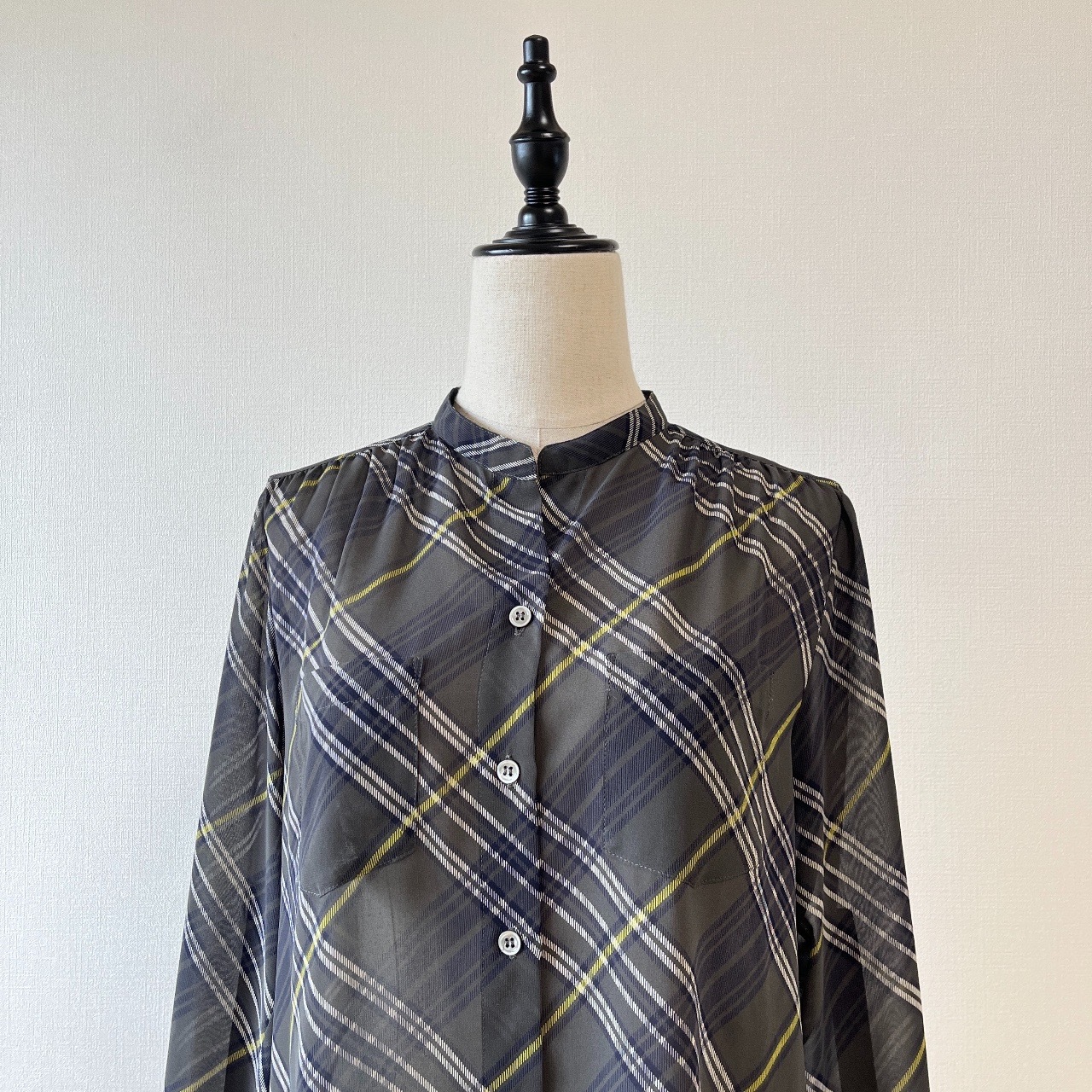 灰色配螢光黃菱形格紋上衣