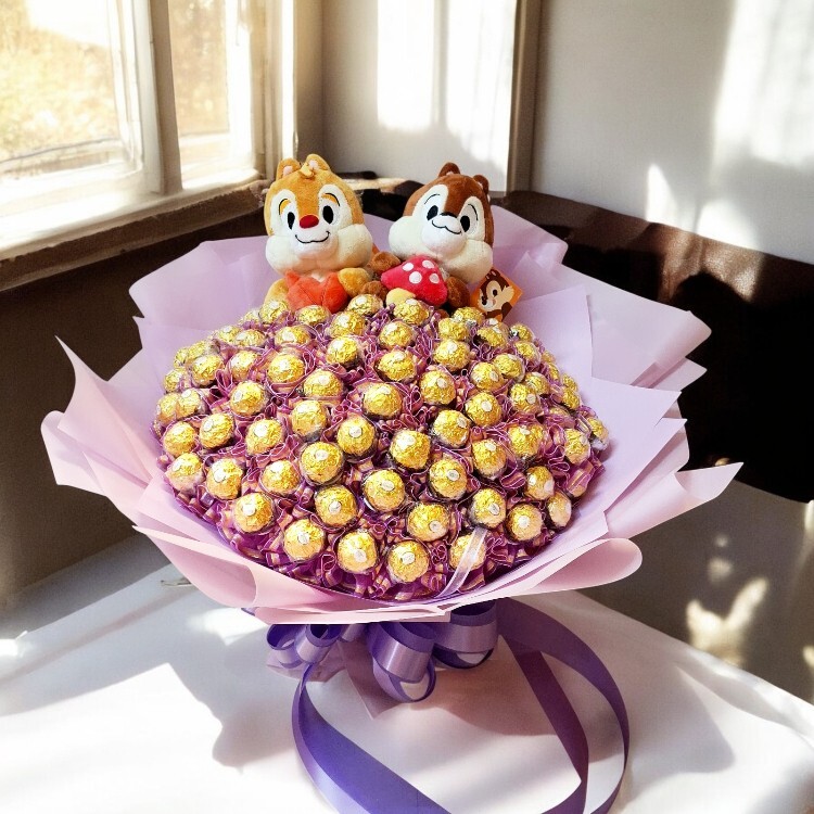 奇奇蒂蒂花栗鼠金莎香皂花束,Girl holding a bouquet of Chip 'n' Dale Ferrero Rocher Soap Bouquet