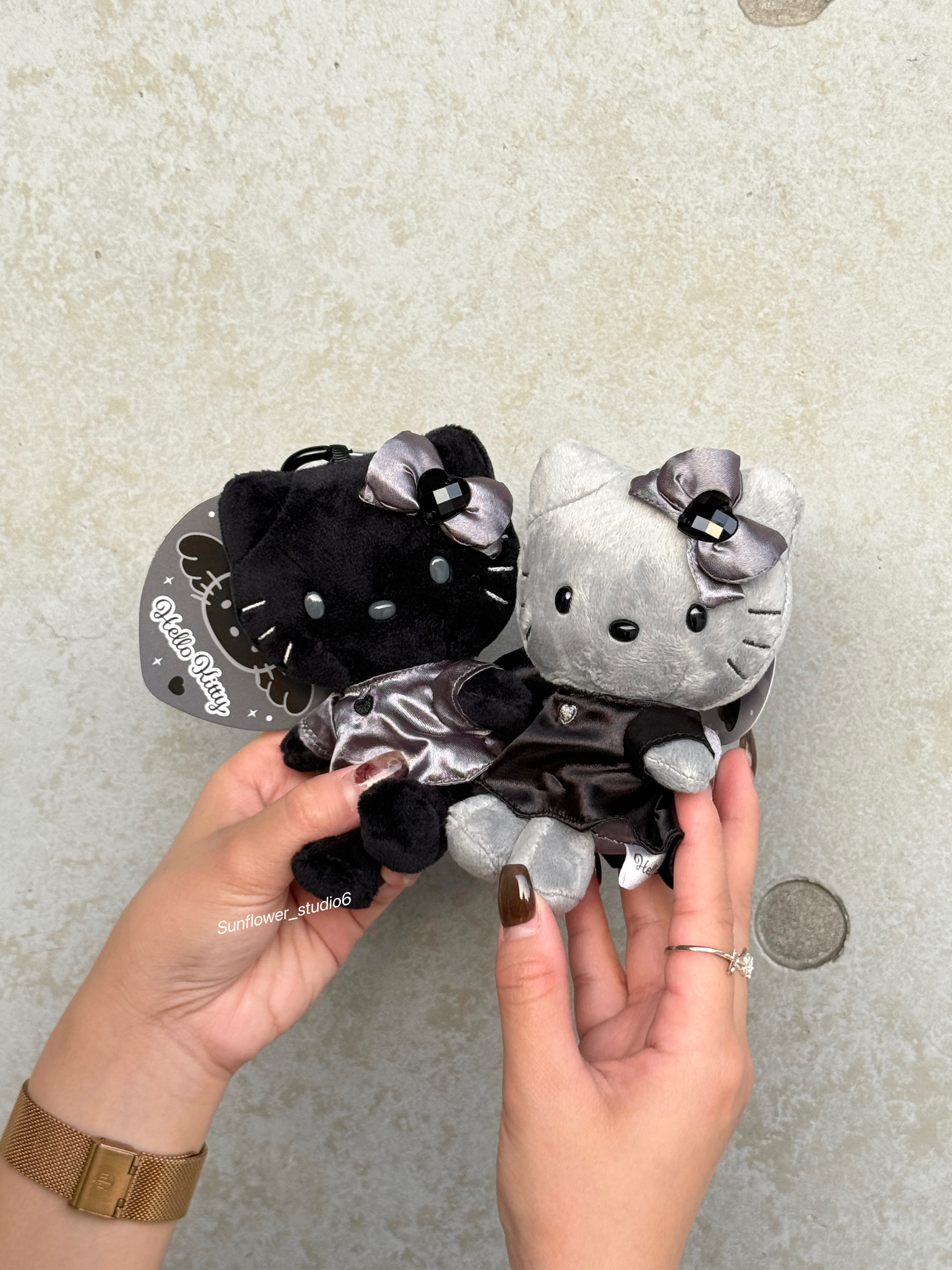 日本🇯🇵限定 Sanrio 三麗鷗 Hello Kitty 黑灰系列 天使 惡魔 吊飾 鑰匙圈 毛絨吊飾 2款/現貨