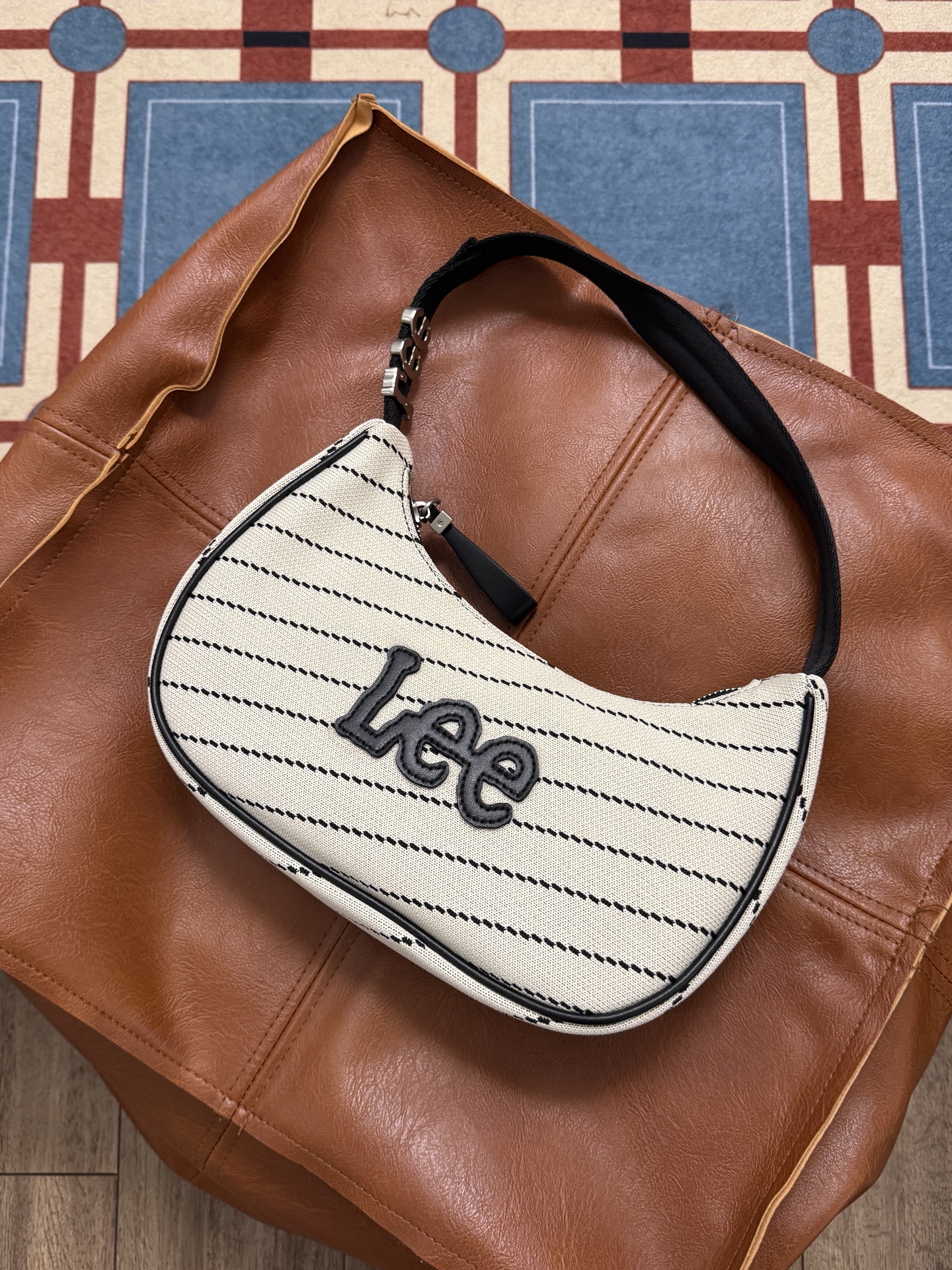 代購-<1000元左右交換禮物>Lee 品牌五金LOGO 學院風 腋下包 半月包