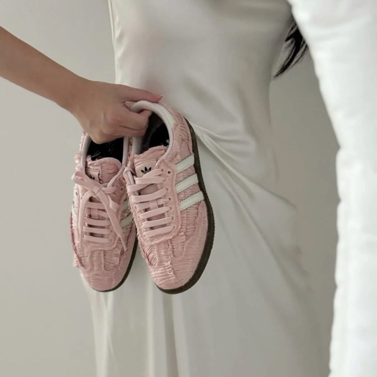 CAROLINE x ADIDAS ORIGINALS SAMBA OG 粉蕾絲 皺摺 森巴 女鞋 聯名 JQ4747