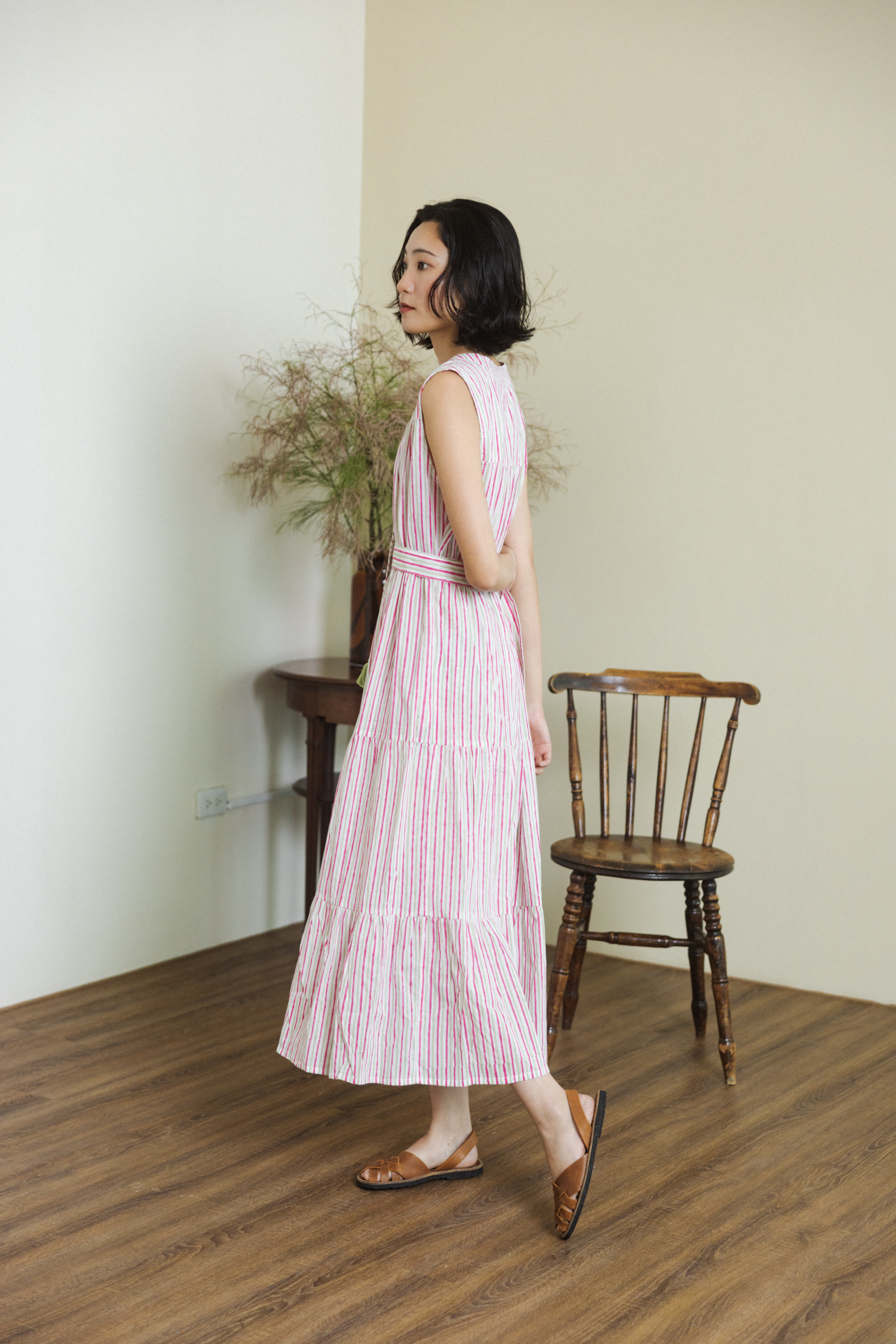 無袖前綁帶分層洋裝_紅綠直條