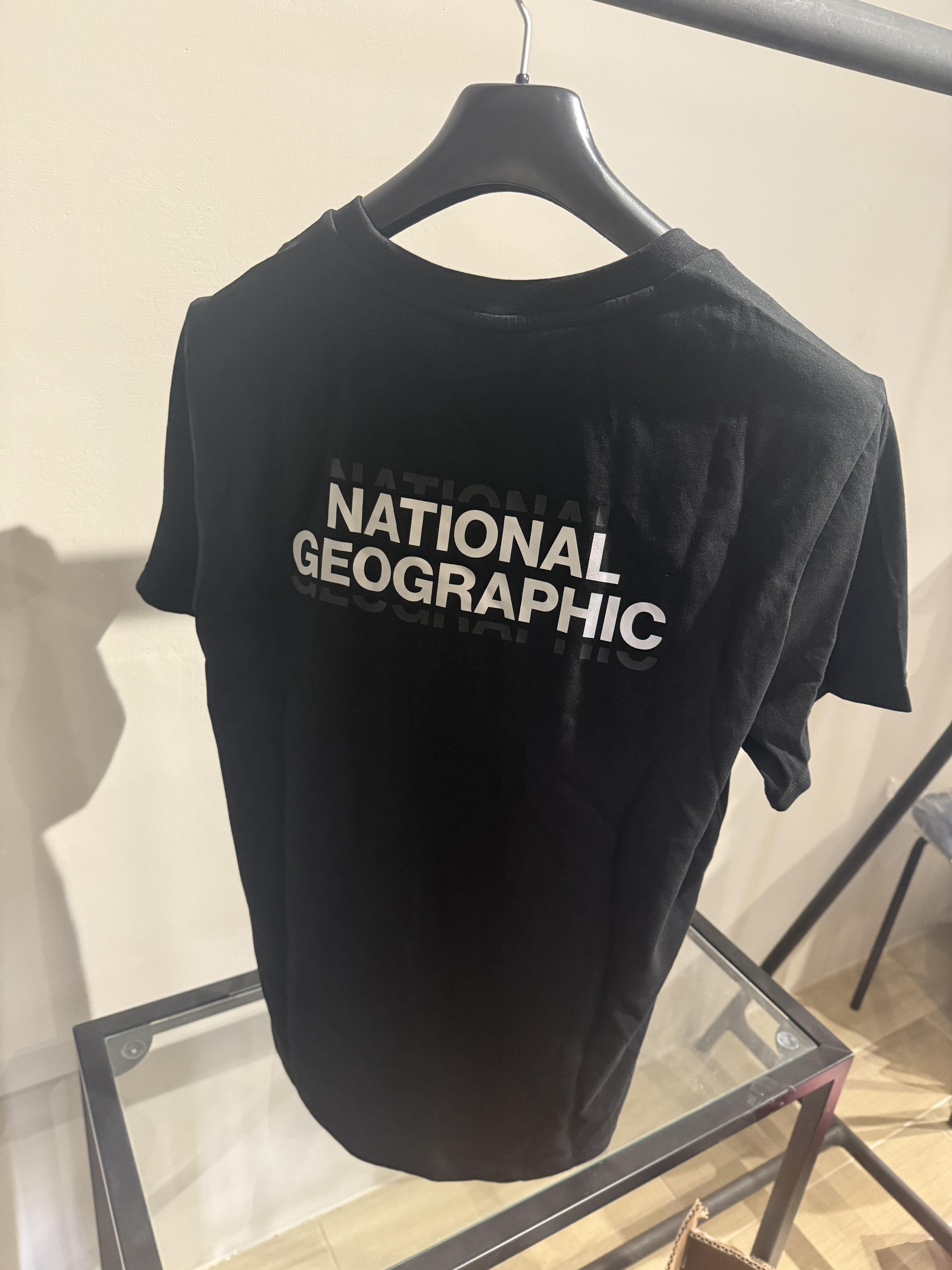 🖤 National Geographic 背後浮印 Logo 黑色短袖 TEE｜L號 (N202UTS930 Mantella)