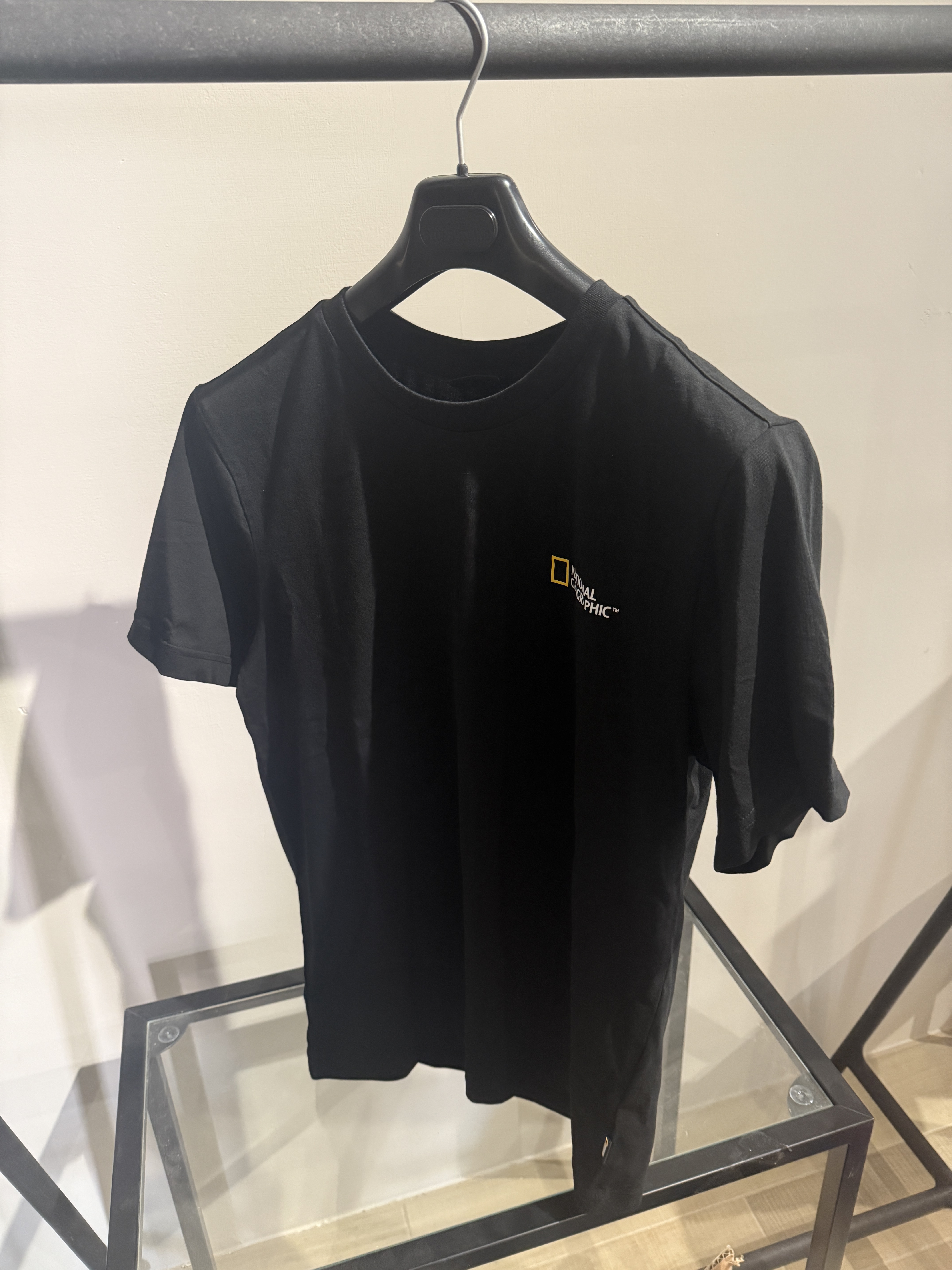 🖤 National Geographic 背後浮印 Logo 黑色短袖 TEE｜L號 (N202UTS930 Mantella)