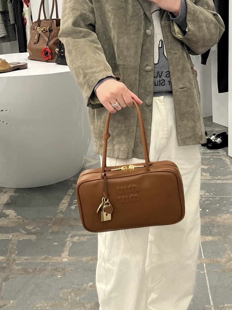 MIU MIU 五金鎖掛飾 牛皮手提包
