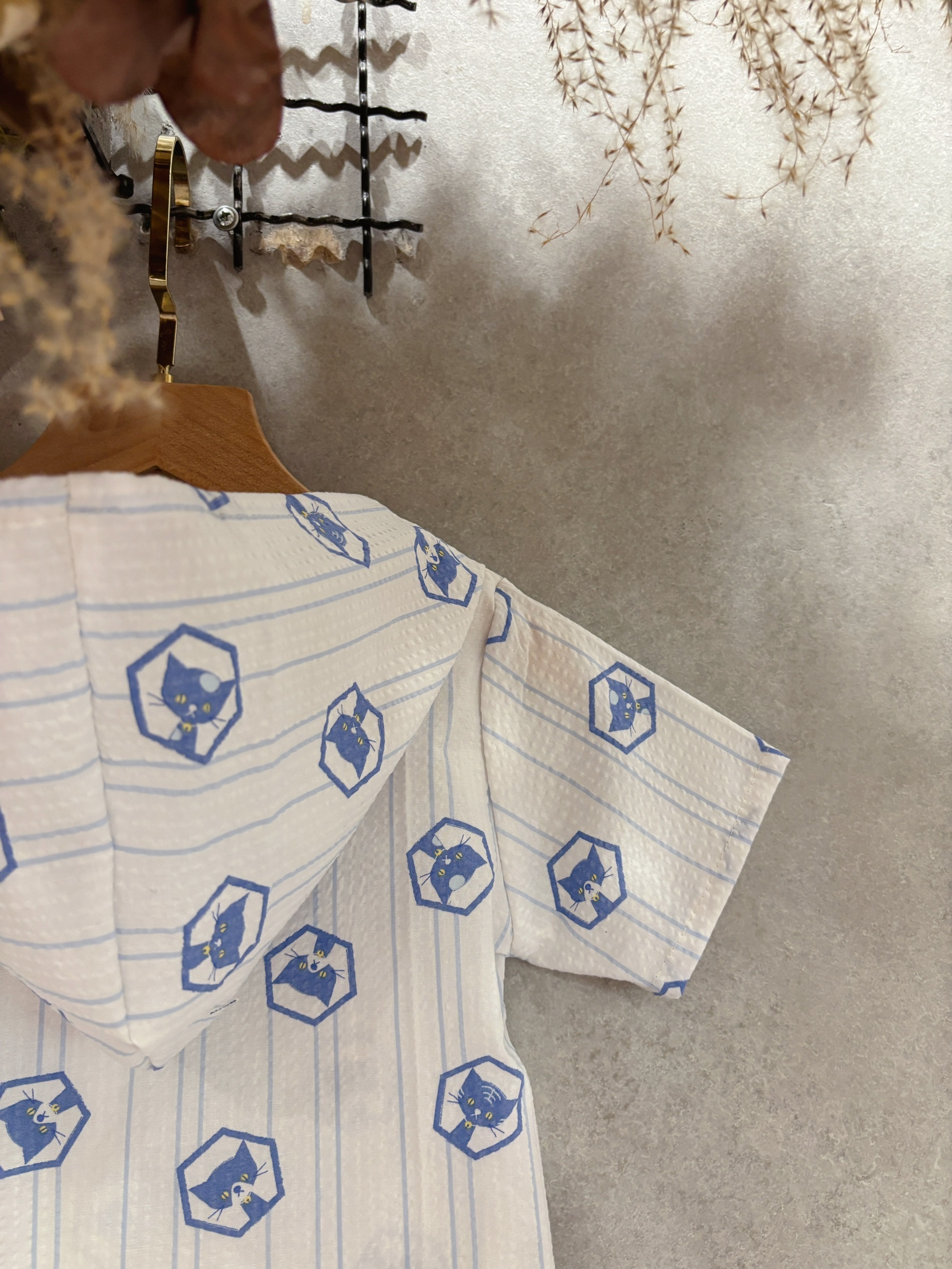 六邊形貓咪 V領連帽短袖上衣（90）