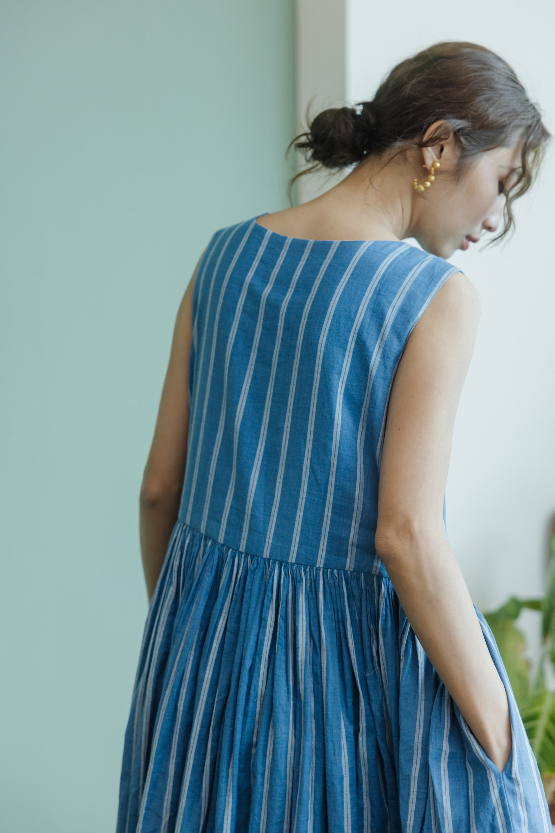 側洞設計無袖直條藍染洋裝