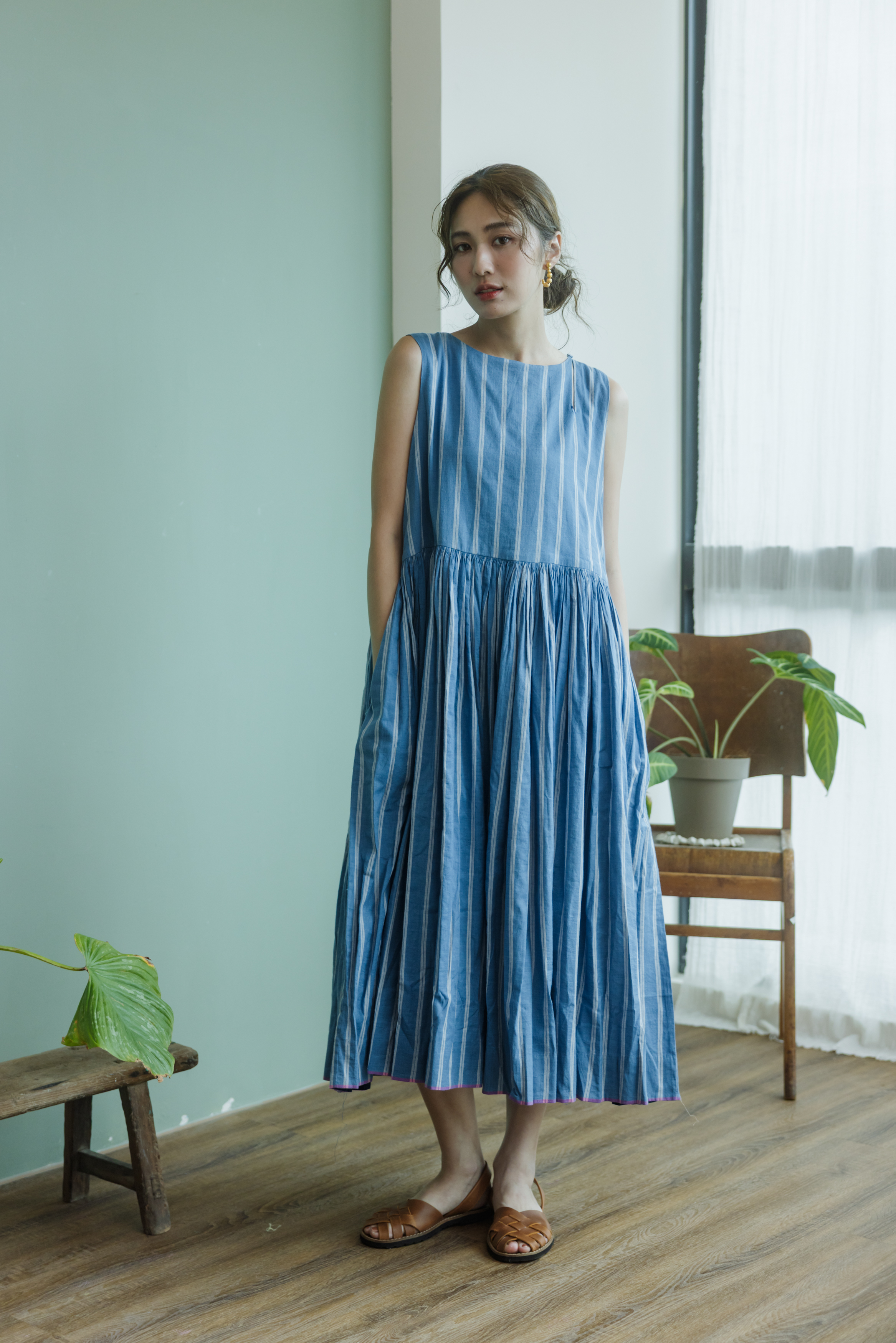 側洞設計無袖直條藍染洋裝