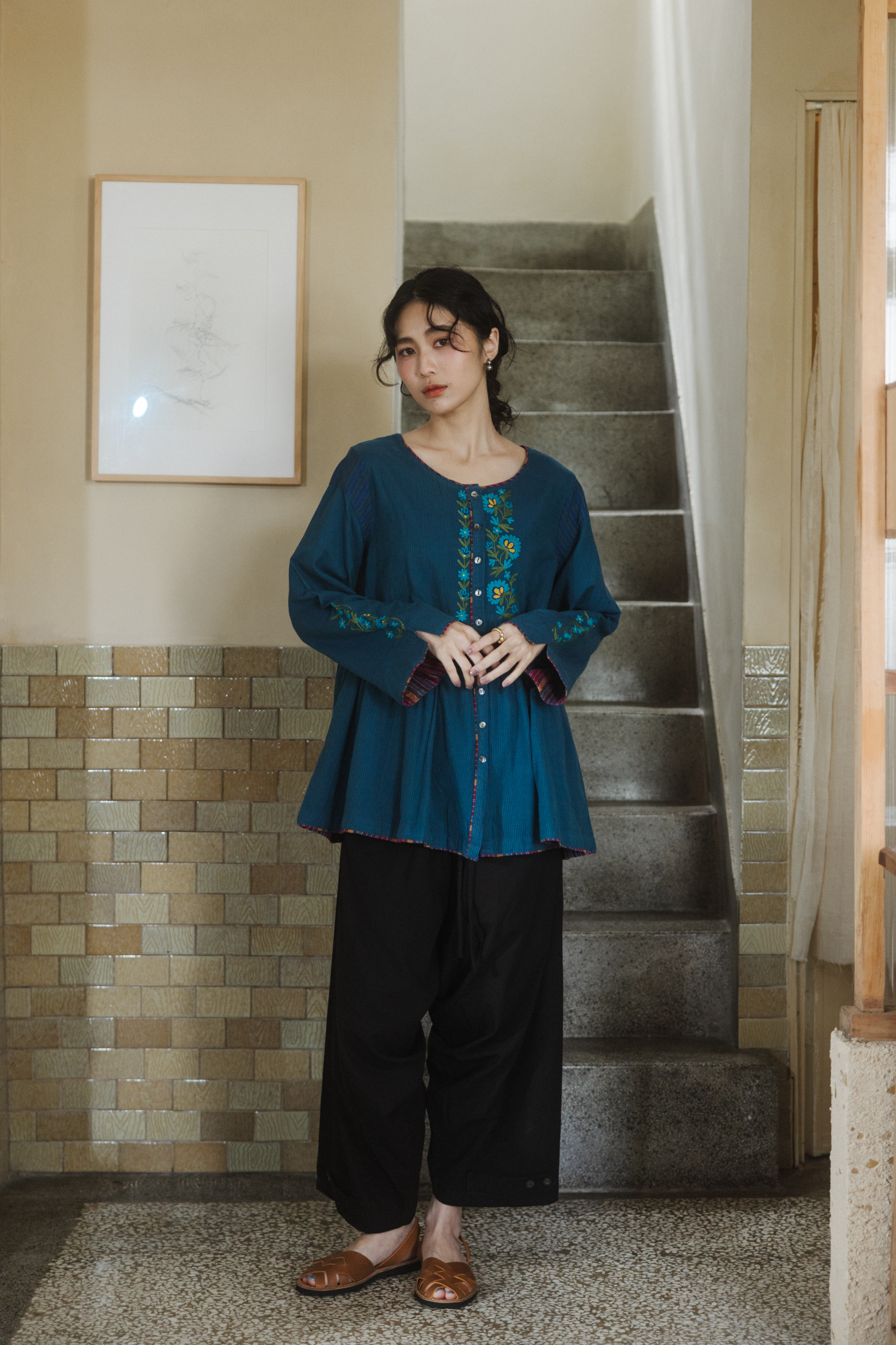 手織布刺繡藍花排扣下擺設計上衣