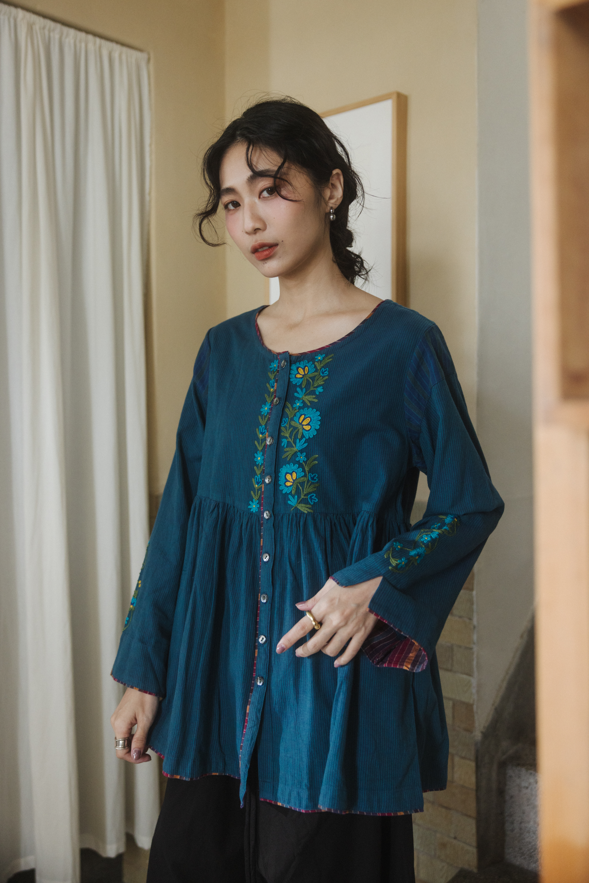 手織布刺繡藍花排扣下擺設計上衣