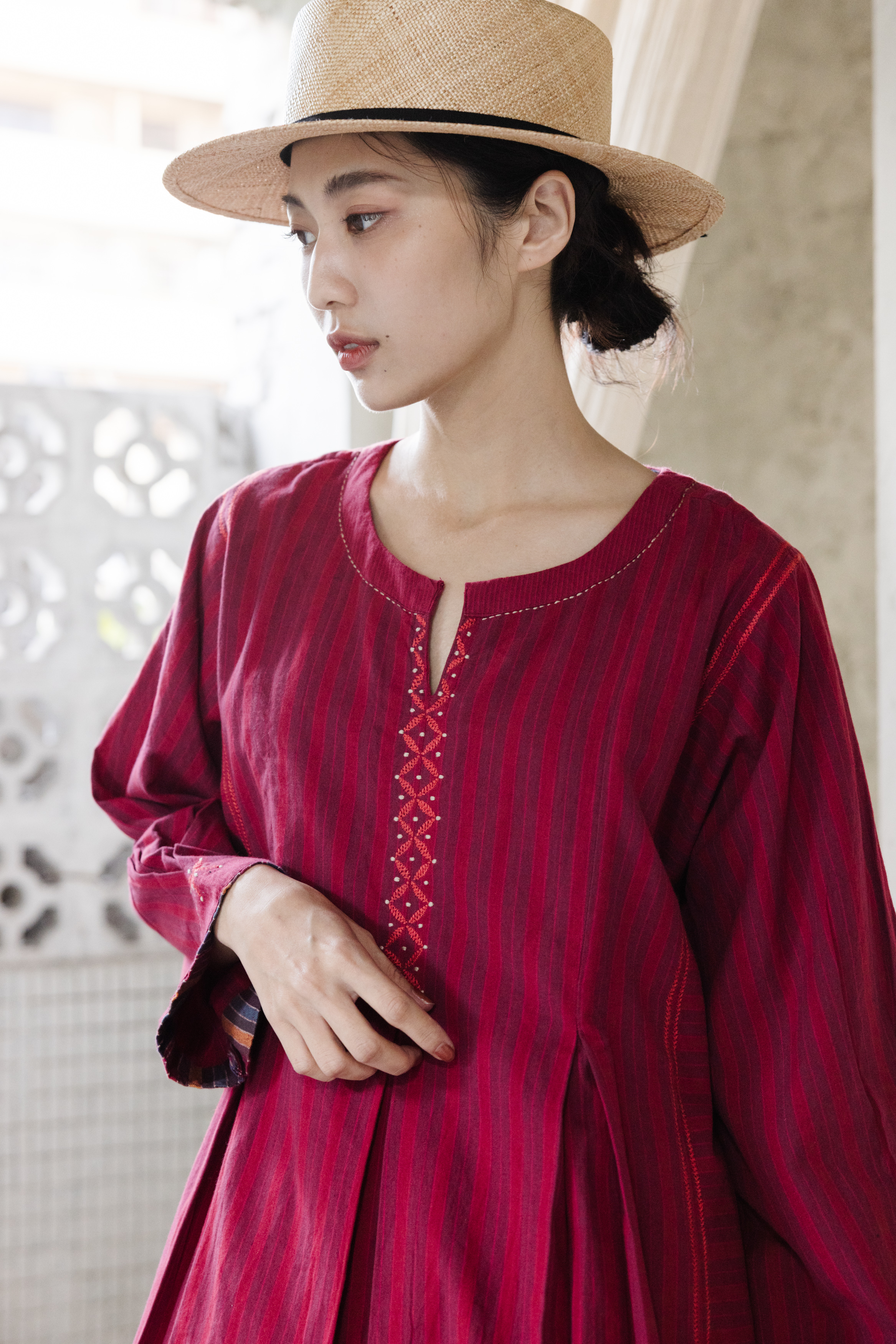 手織棉紅色刺繡打褶上衣