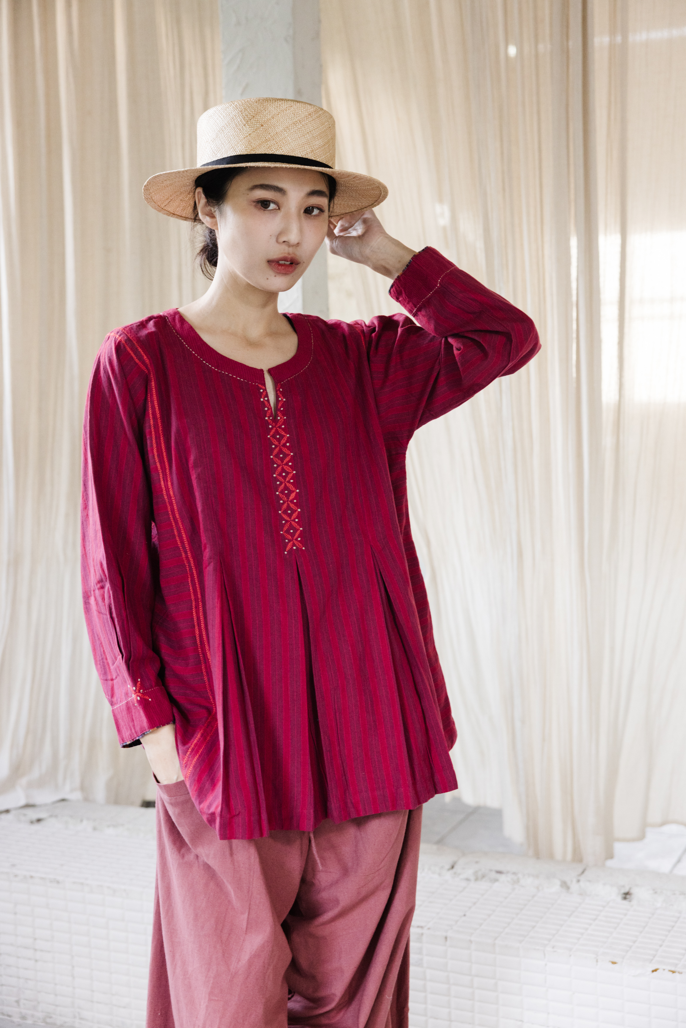 手織棉紅色刺繡打褶上衣