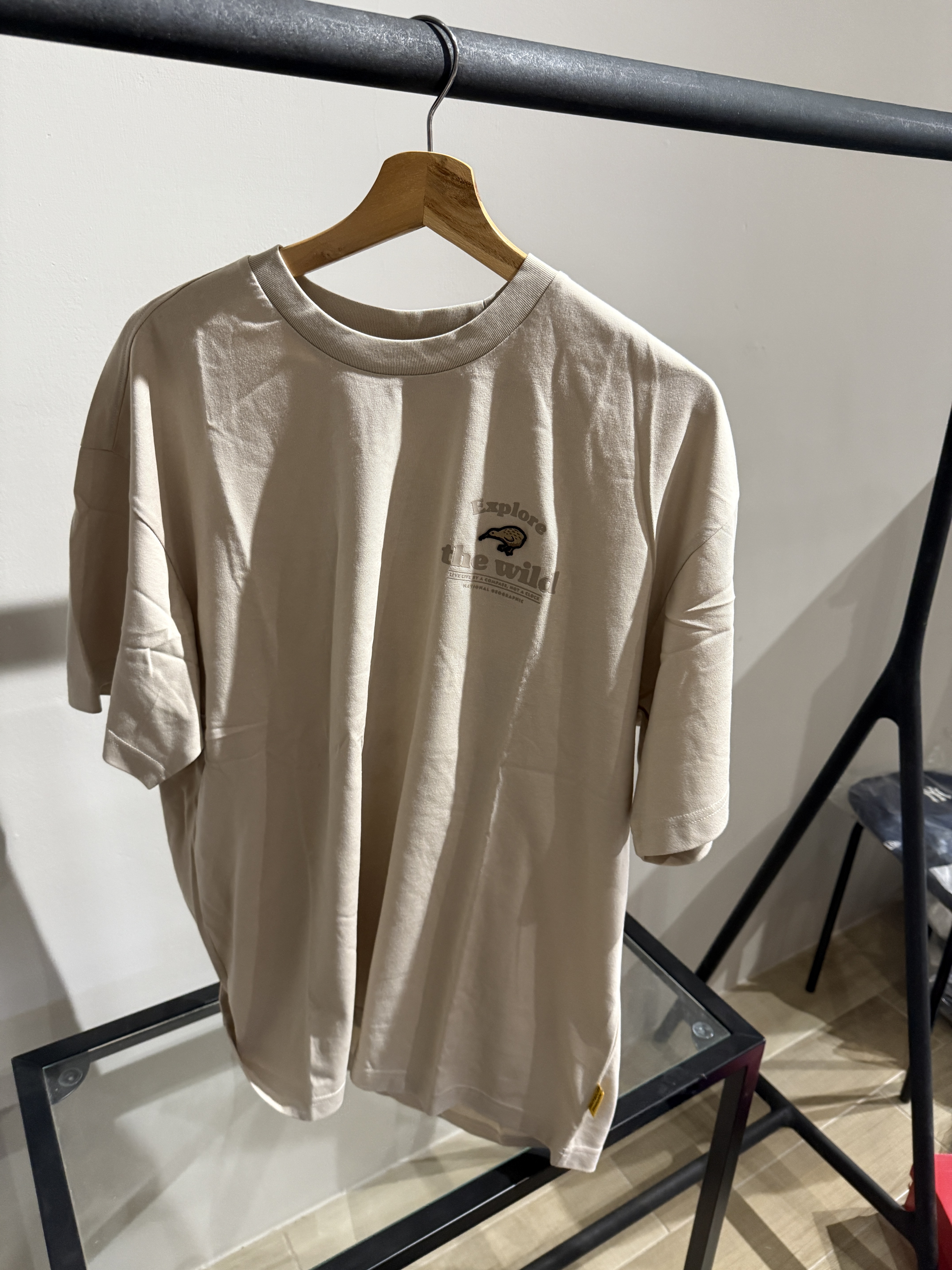 🪶 National Geographic 奇異鳥 KIWI 微寬鬆短袖上衣｜淺米色｜XL號