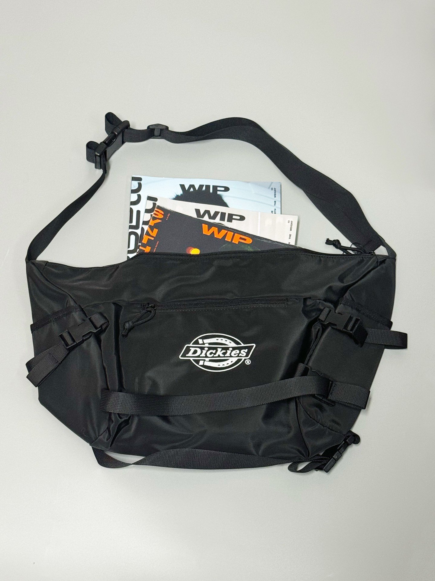 代購-<1000元左右交換禮物>Dickies 工裝 斜肩包 黑色/灰白色