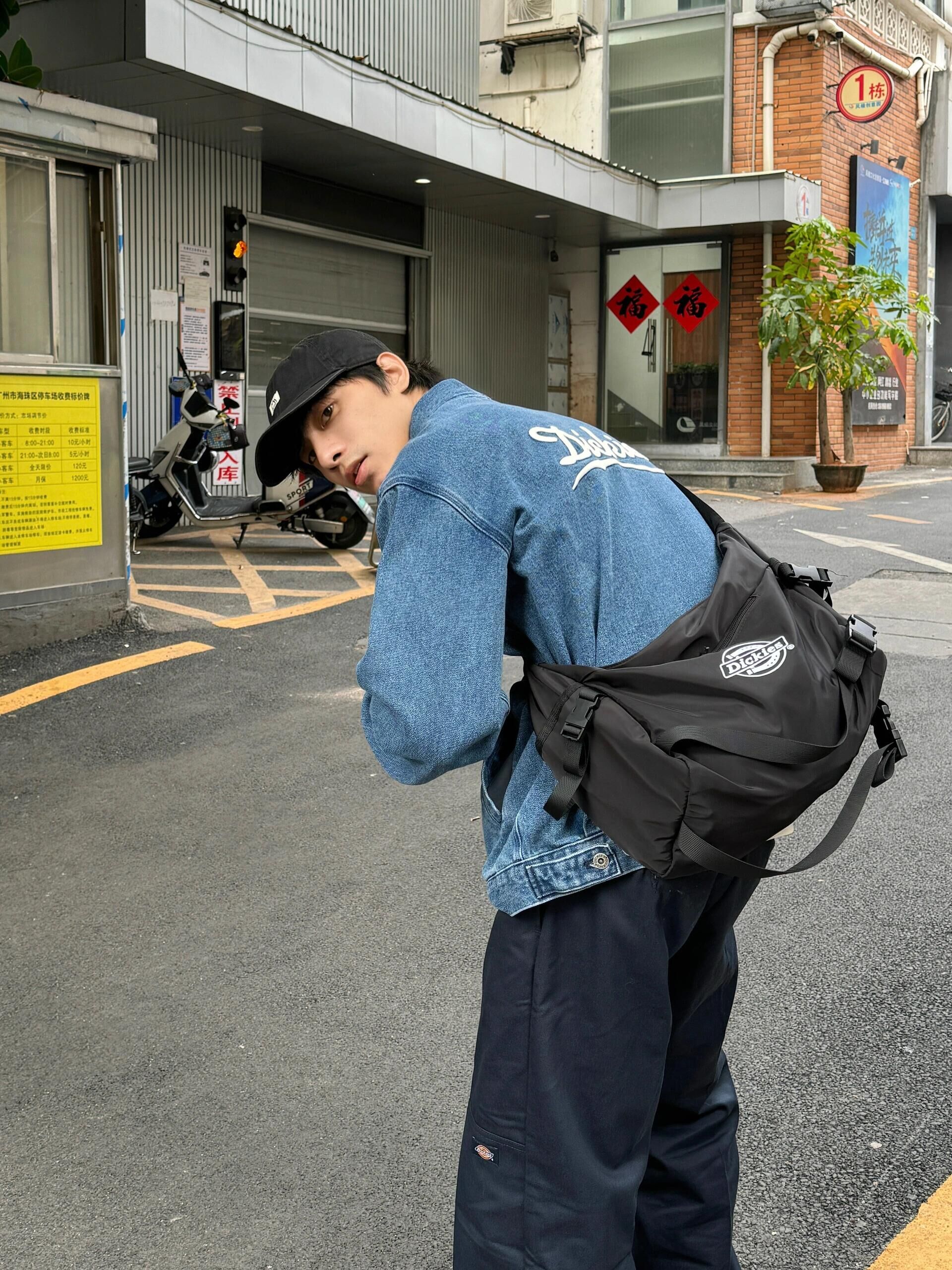 代購-<1000元左右交換禮物>Dickies 工裝 斜肩包 黑色/灰白色
