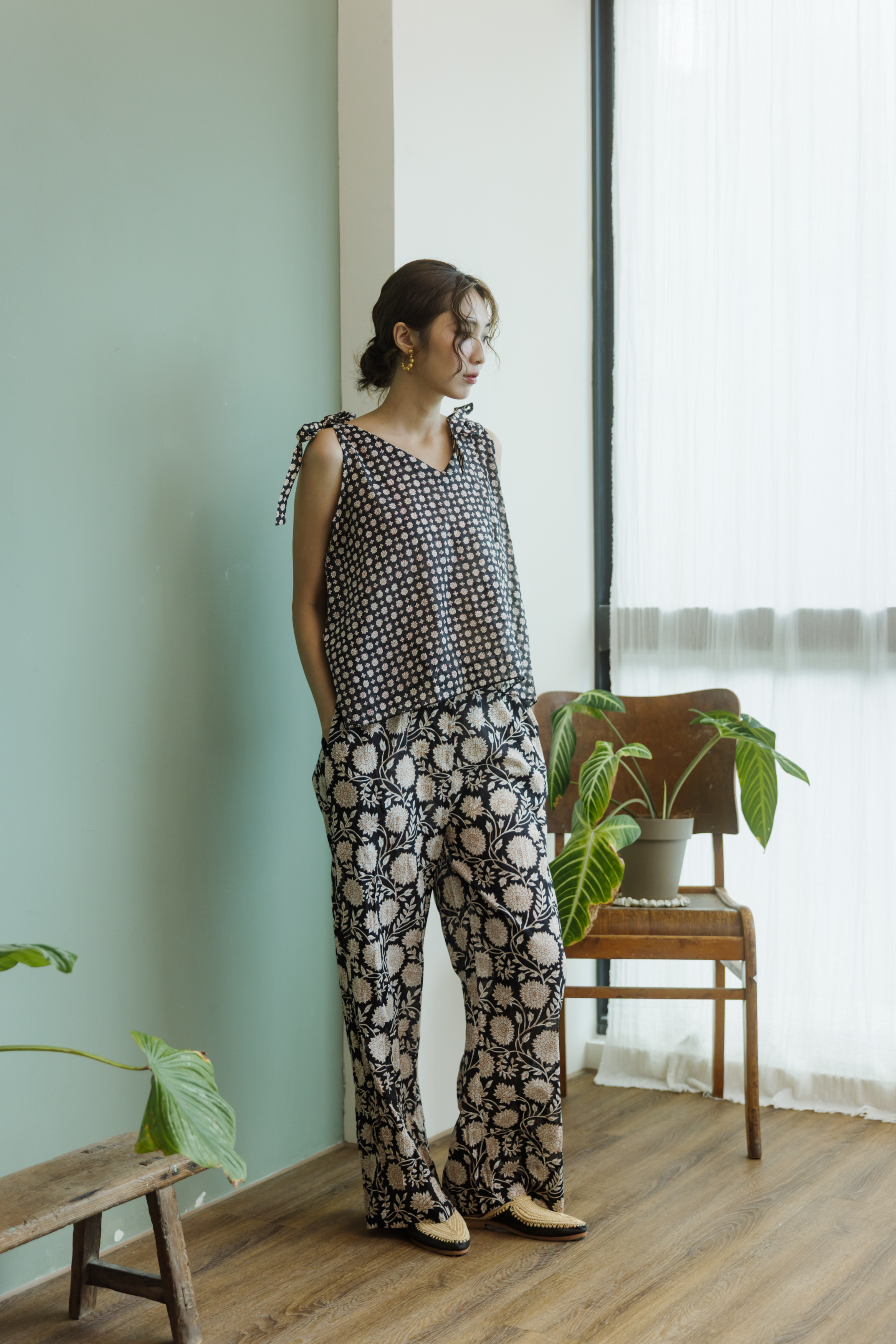 木刻印後鬆緊長寬褲-黑花