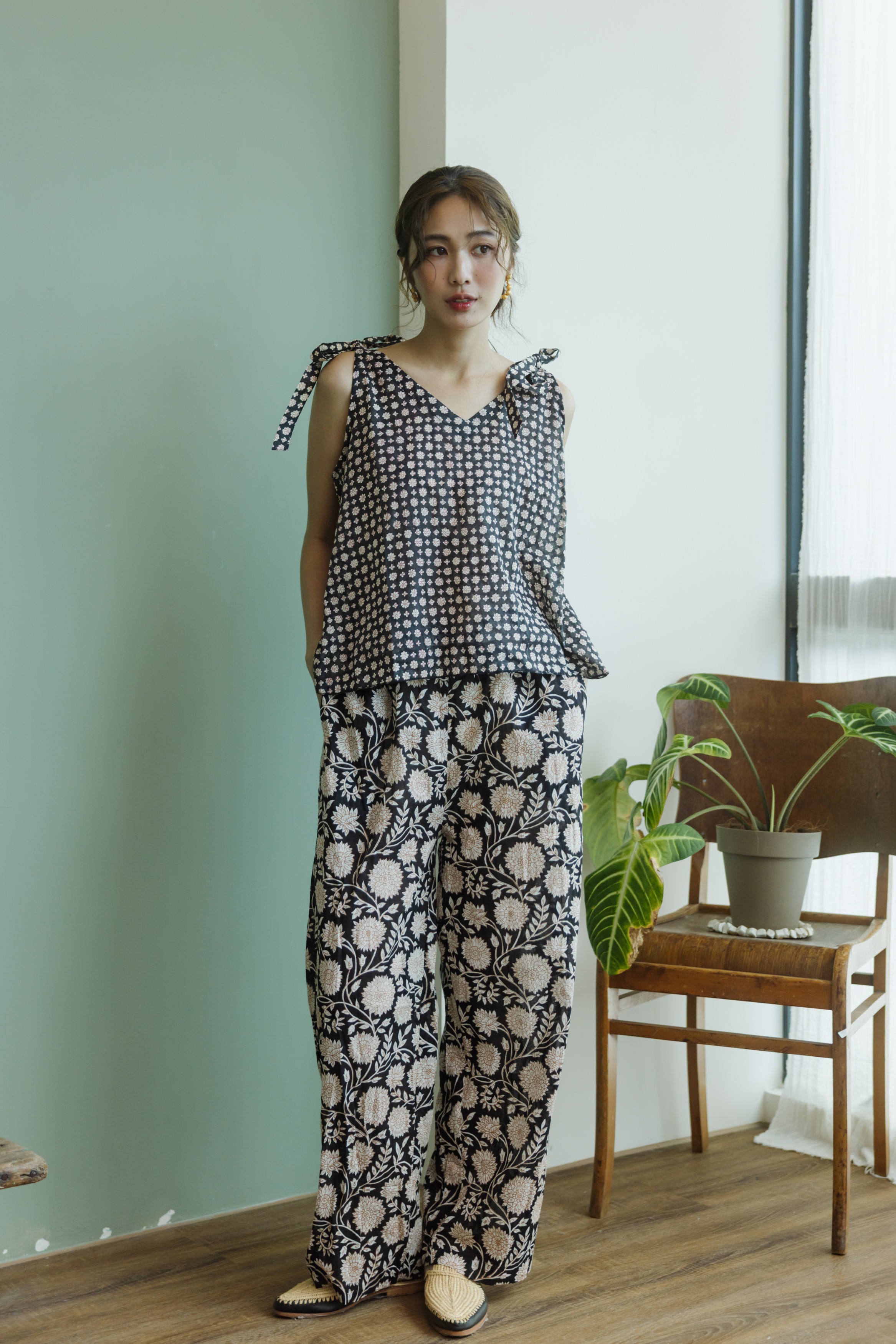 木刻印後鬆緊長寬褲-黑花