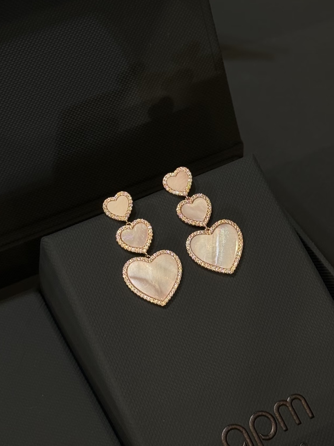 APM粉貝母愛心耳環