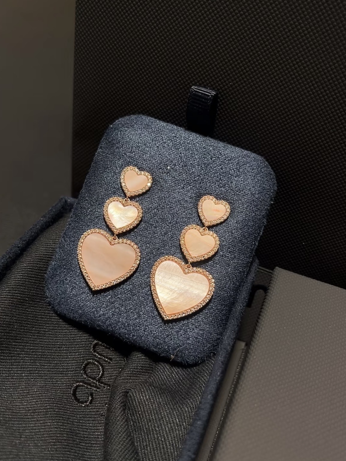 APM粉貝母愛心耳環