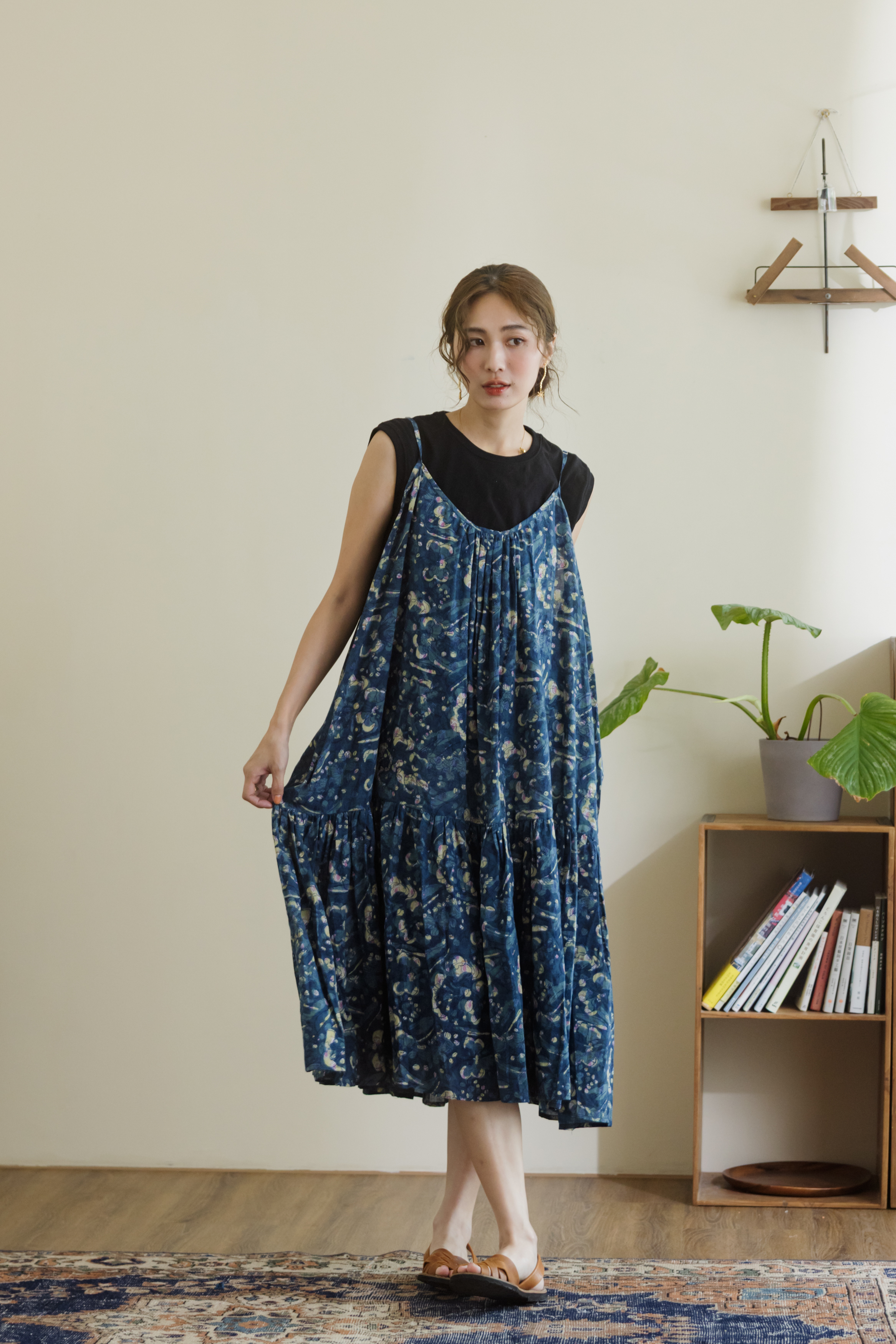 細肩帶低背設計洋裝_植染藍花
