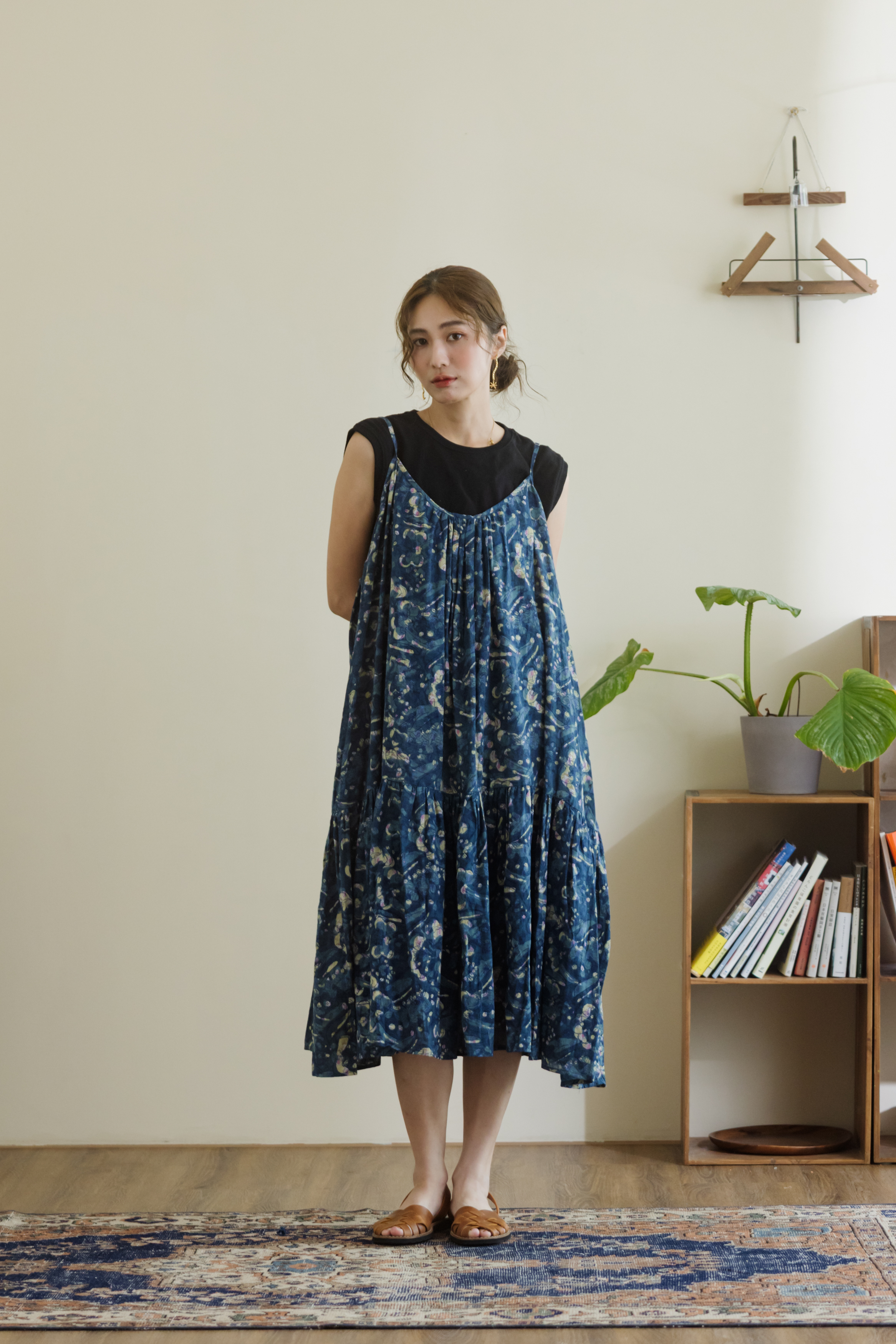 細肩帶低背設計洋裝_植染藍花