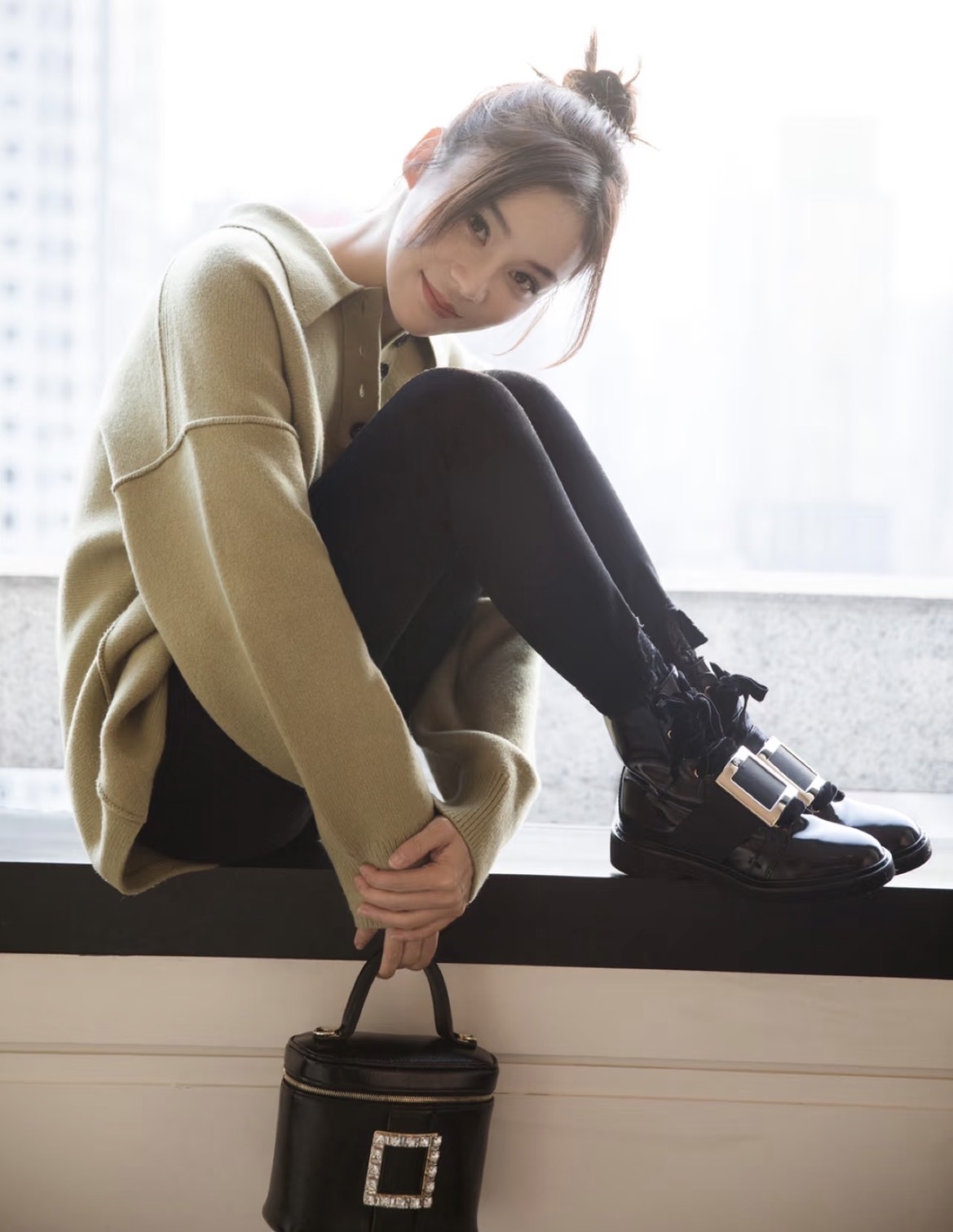 Roger Vivier RV strass Leather vanity case bag black