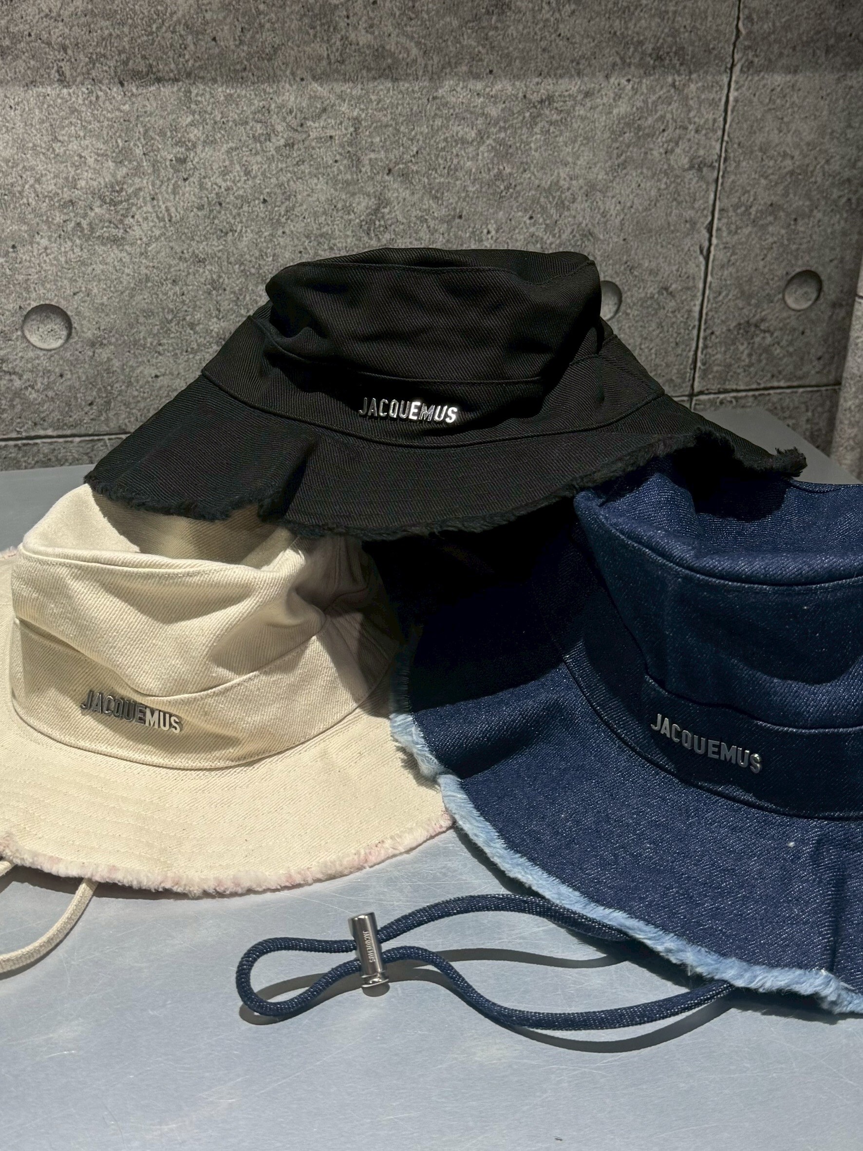 Jacquemus 毛邊 金屬立體字母  抽繩漁夫帽