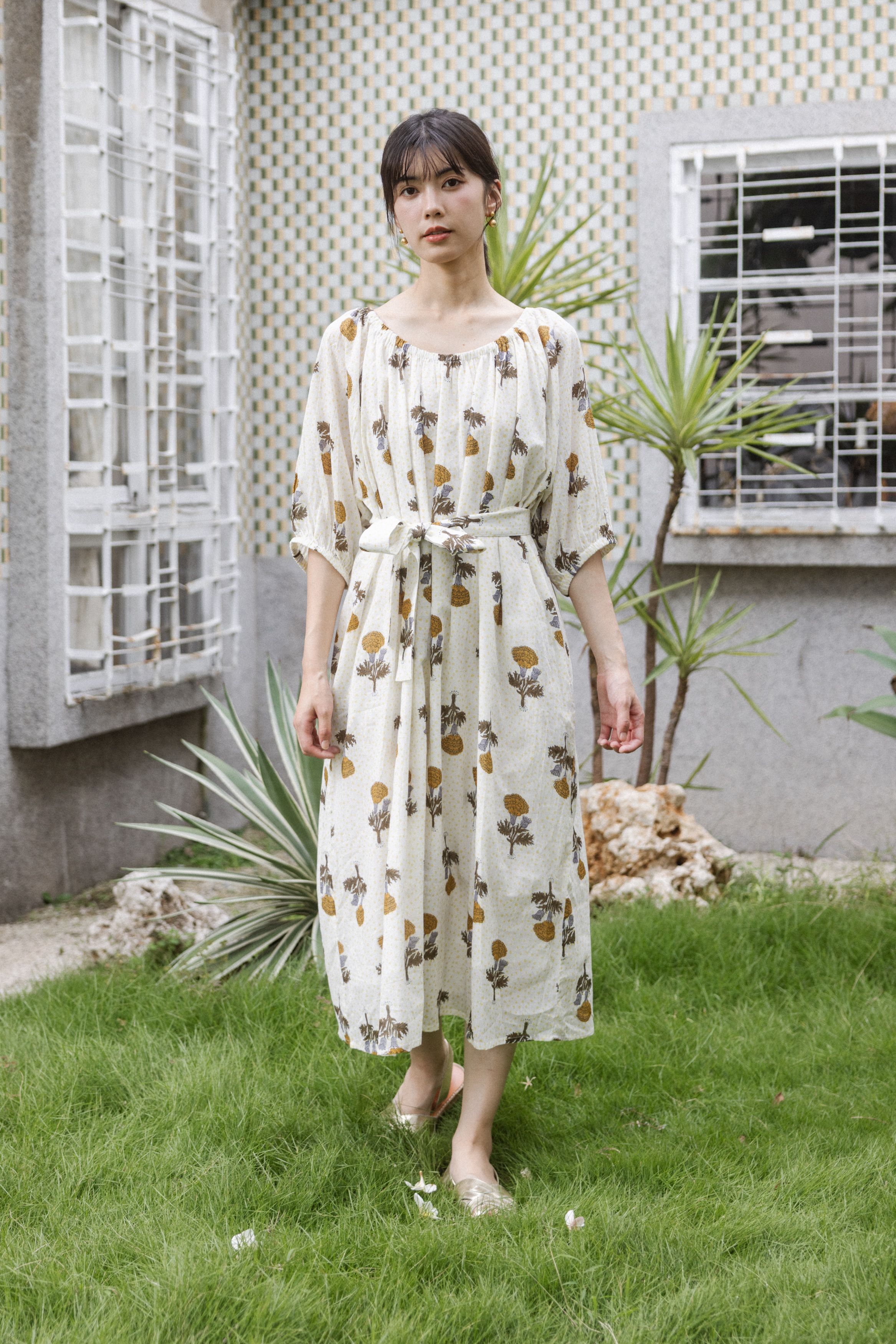 鬆緊領短袖綁帶洋裝-白底黃花
