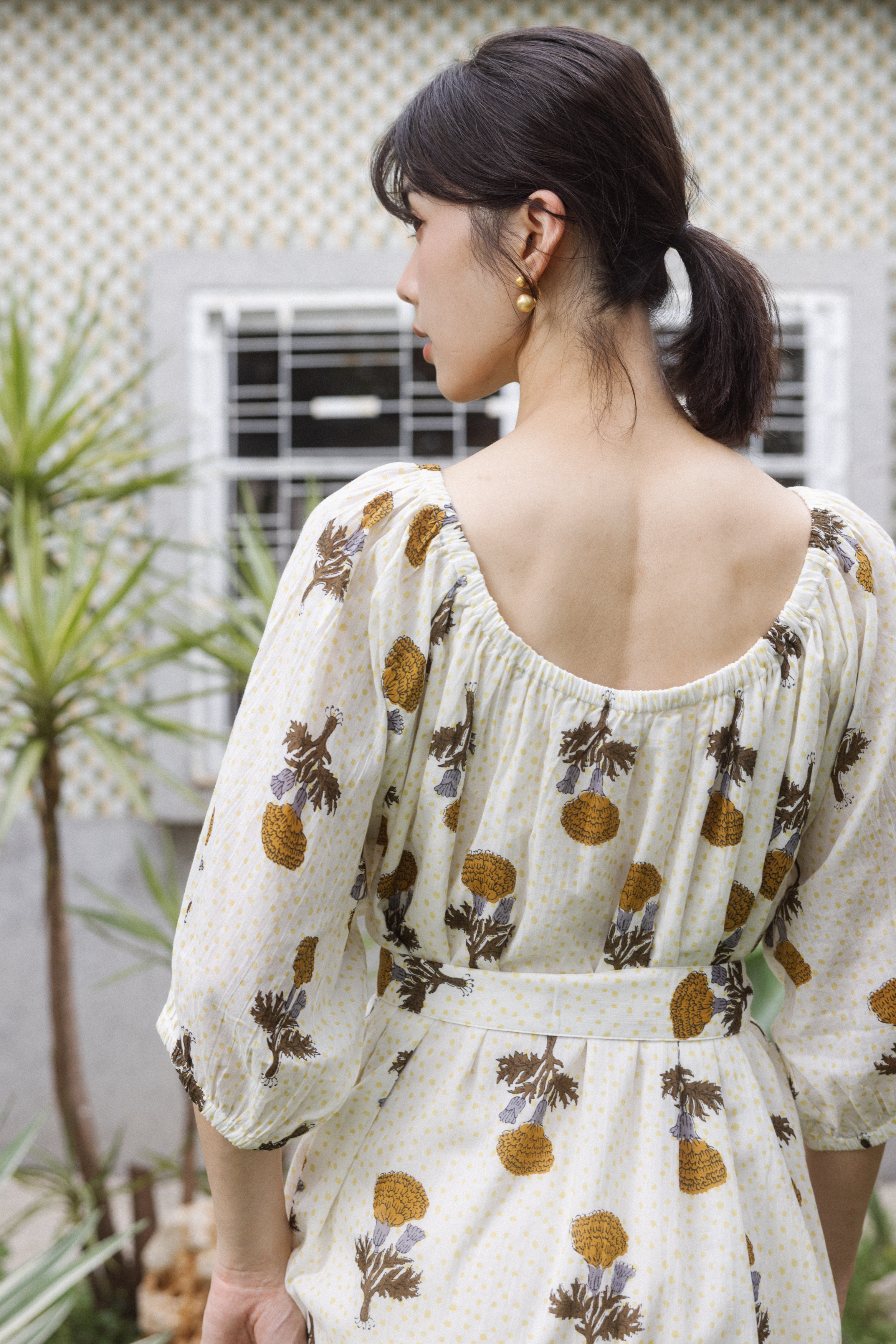 鬆緊領短袖綁帶洋裝-白底黃花