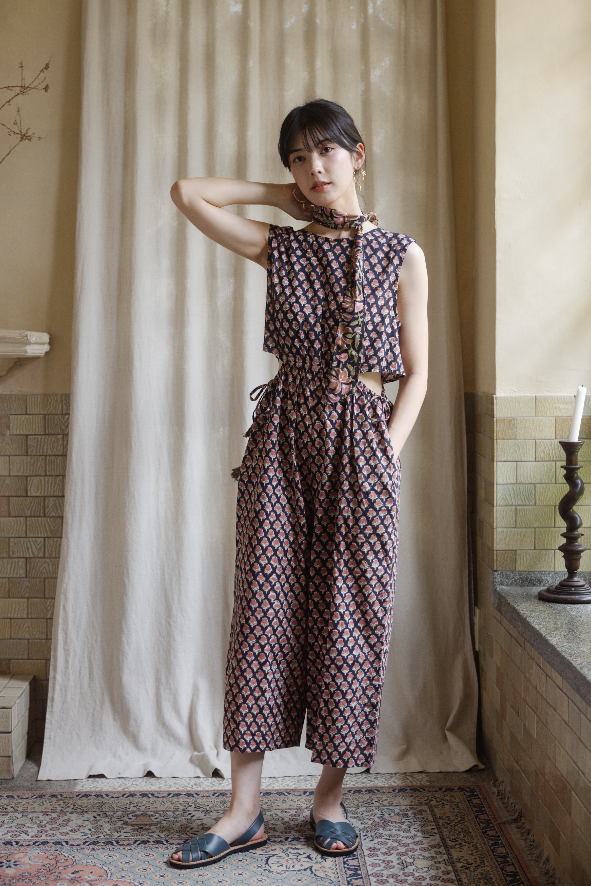 無袖露側腰連身褲-黑花