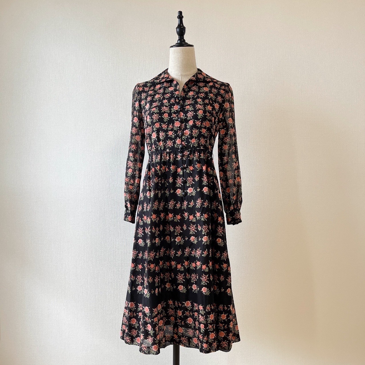 鳳仙花黑身長袖連身裙