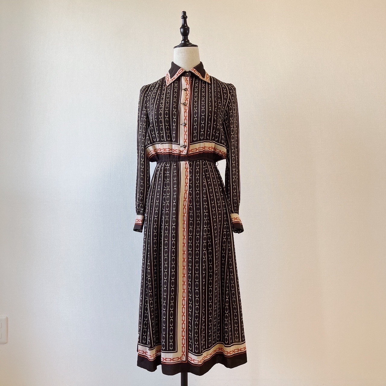 奶油咖啡鎖鏈條紋長袖連身裙