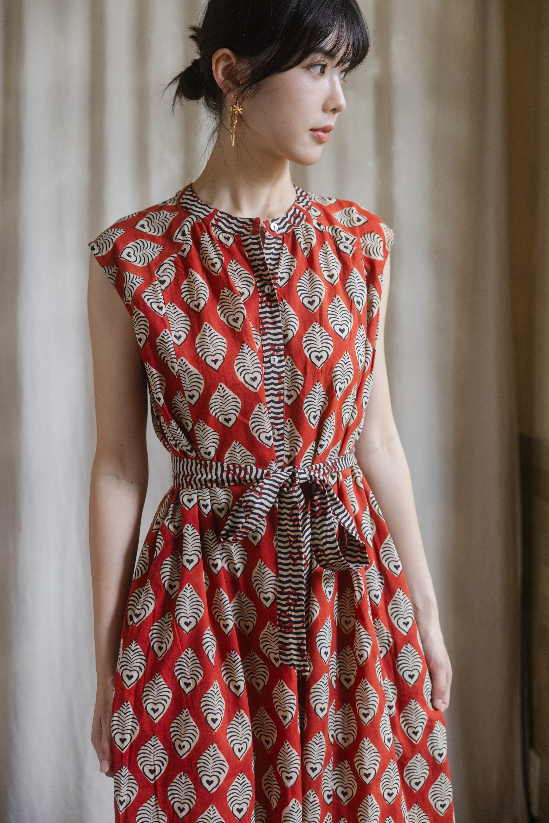 排扣圓領腰帶無袖洋裝_紅