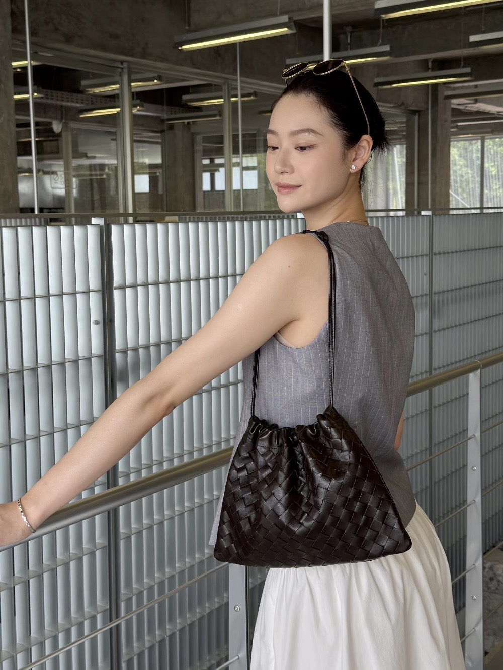 Bottega Veneta BV 朱古力色編織Dustbag手拿包  中號