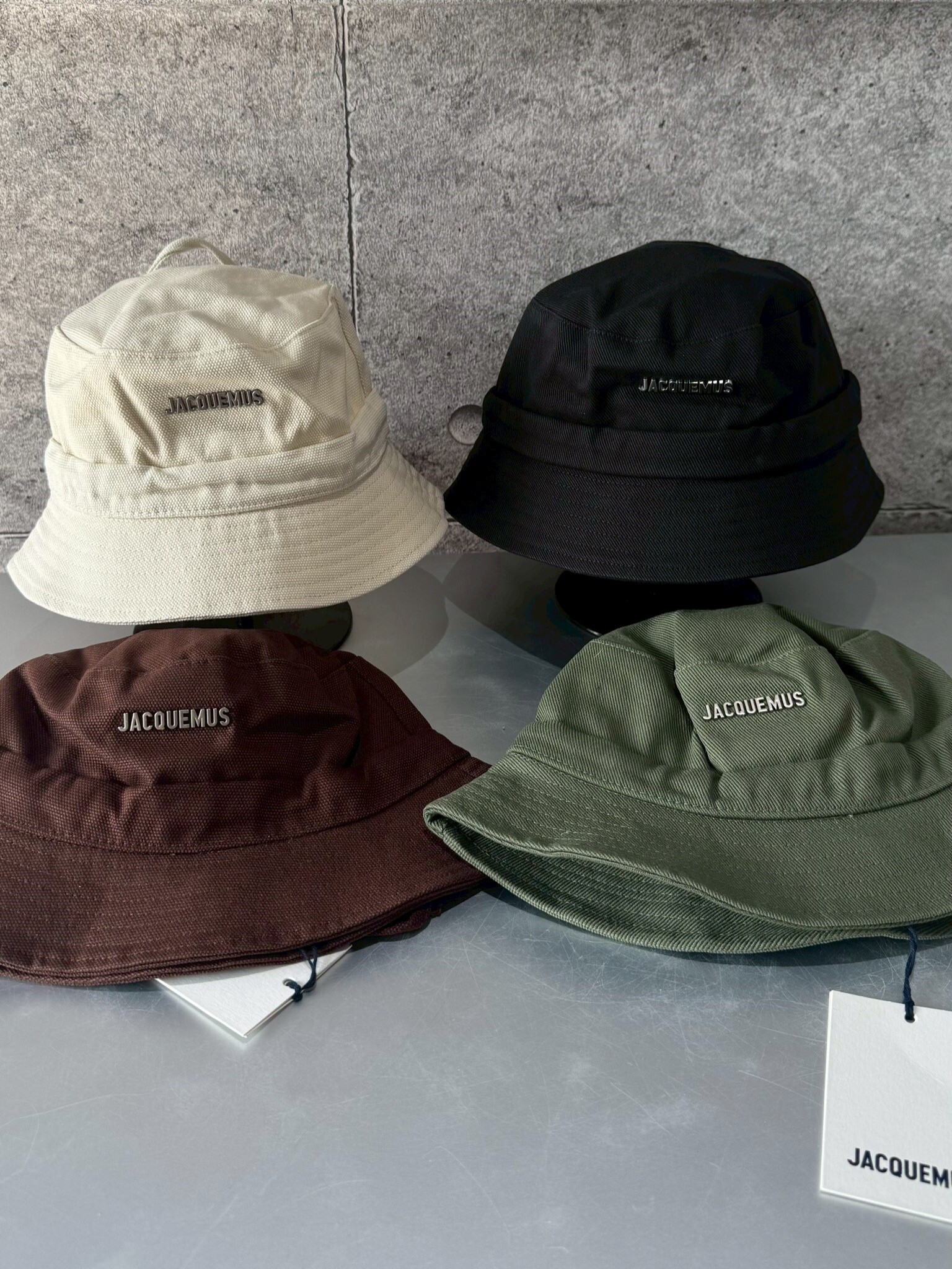 Jacquemus 金屬立體字母 後綁帶 漁夫帽