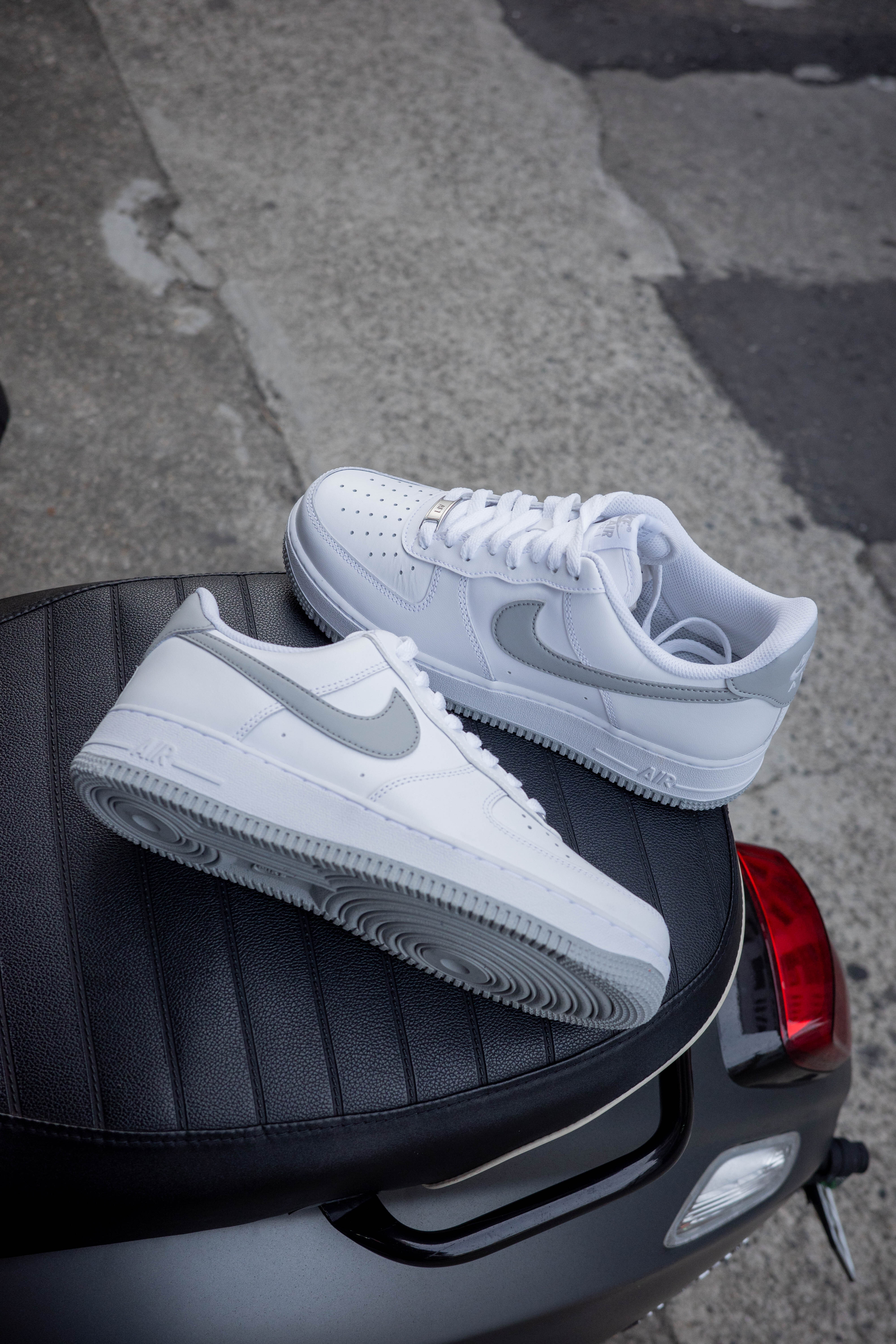「快速出貨」Nike Air Force 1 全白灰勾 空軍ㄧ號 休閒鞋 白底灰勾 霧灰白 FJ4146-100