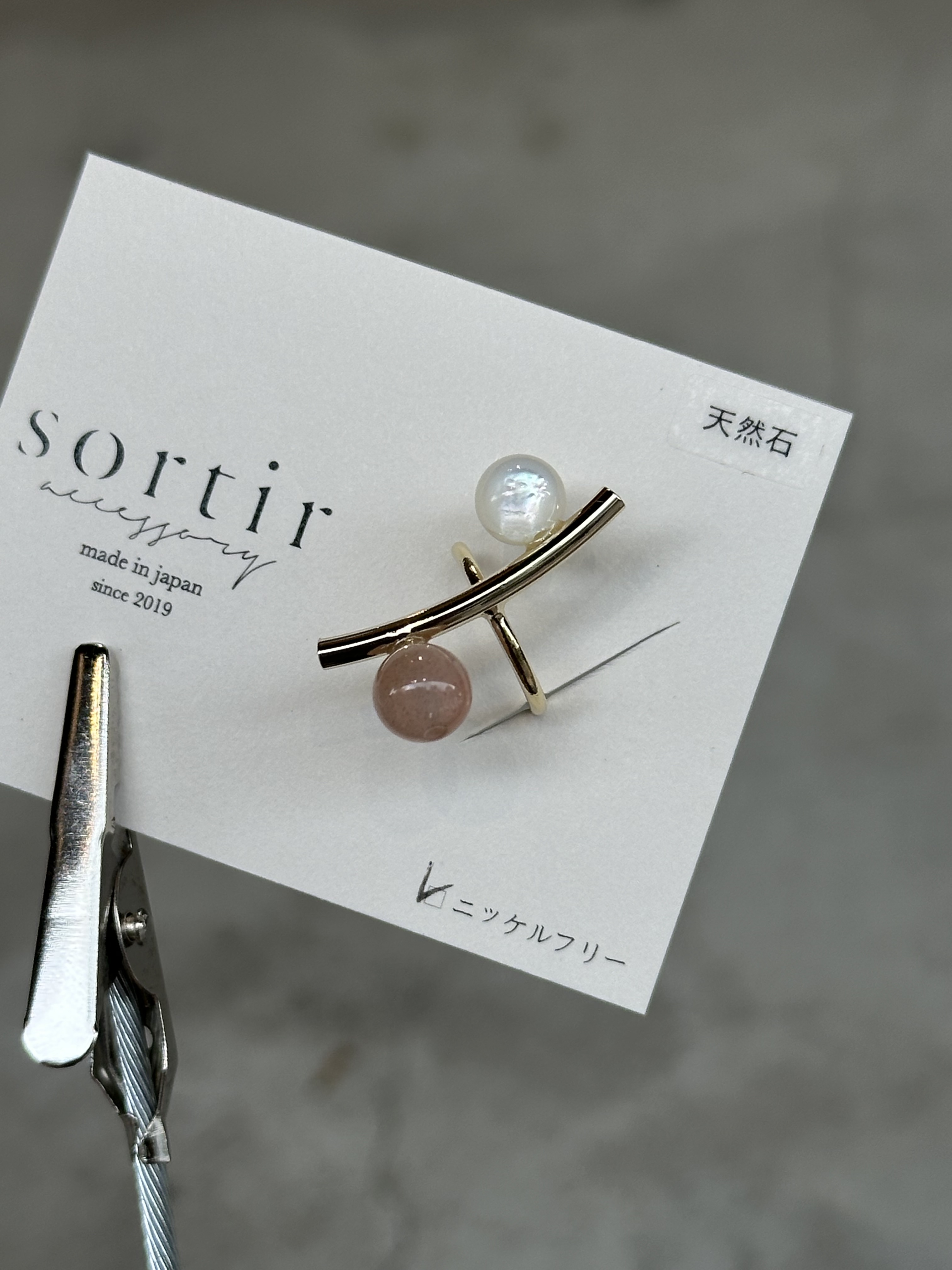 [sortir] 曲線耳骨夾 | 金色x白貝殼x橙色月光石 | NO.181