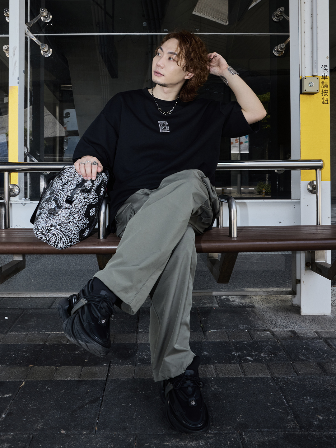 BIGGES(T) 刺繡布章 後飾條設計 限定超大Ｔ－光澤黑