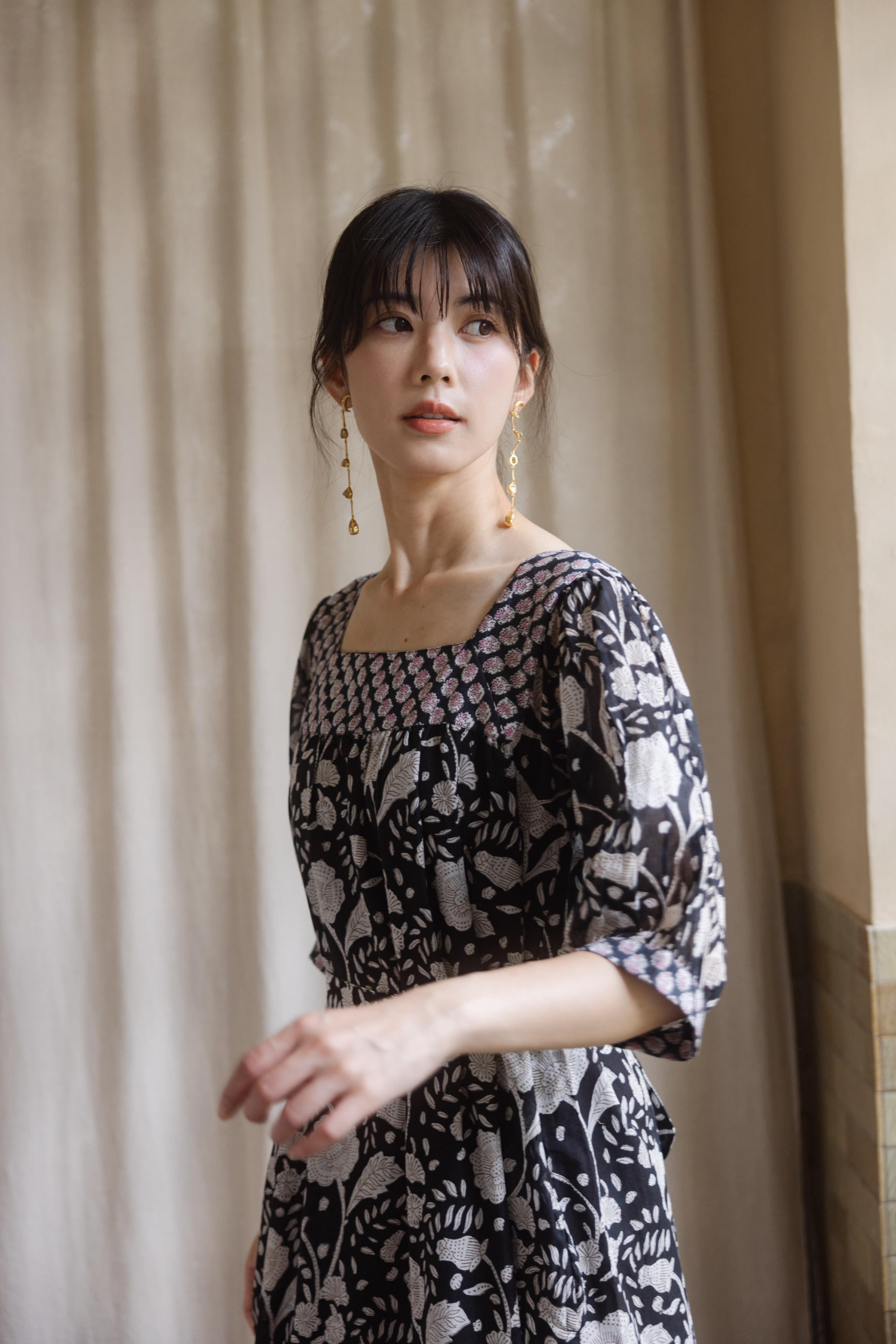 前後方領綁帶洋裝_黑花