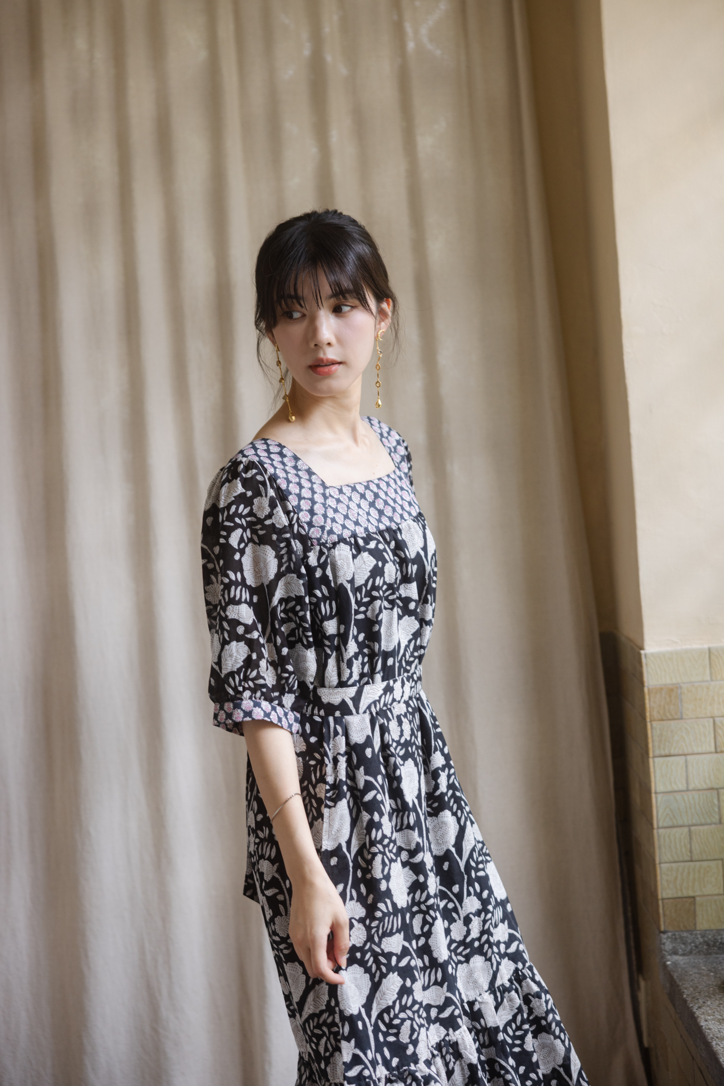 前後方領綁帶洋裝_黑花