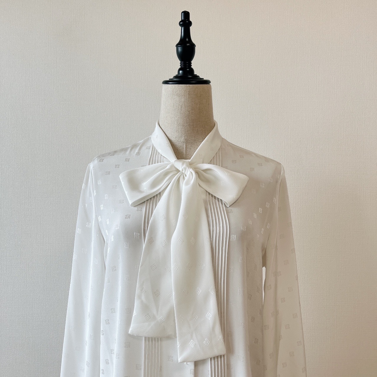 Pierre Balmain白色暗花蝴蝶結長袖上衣